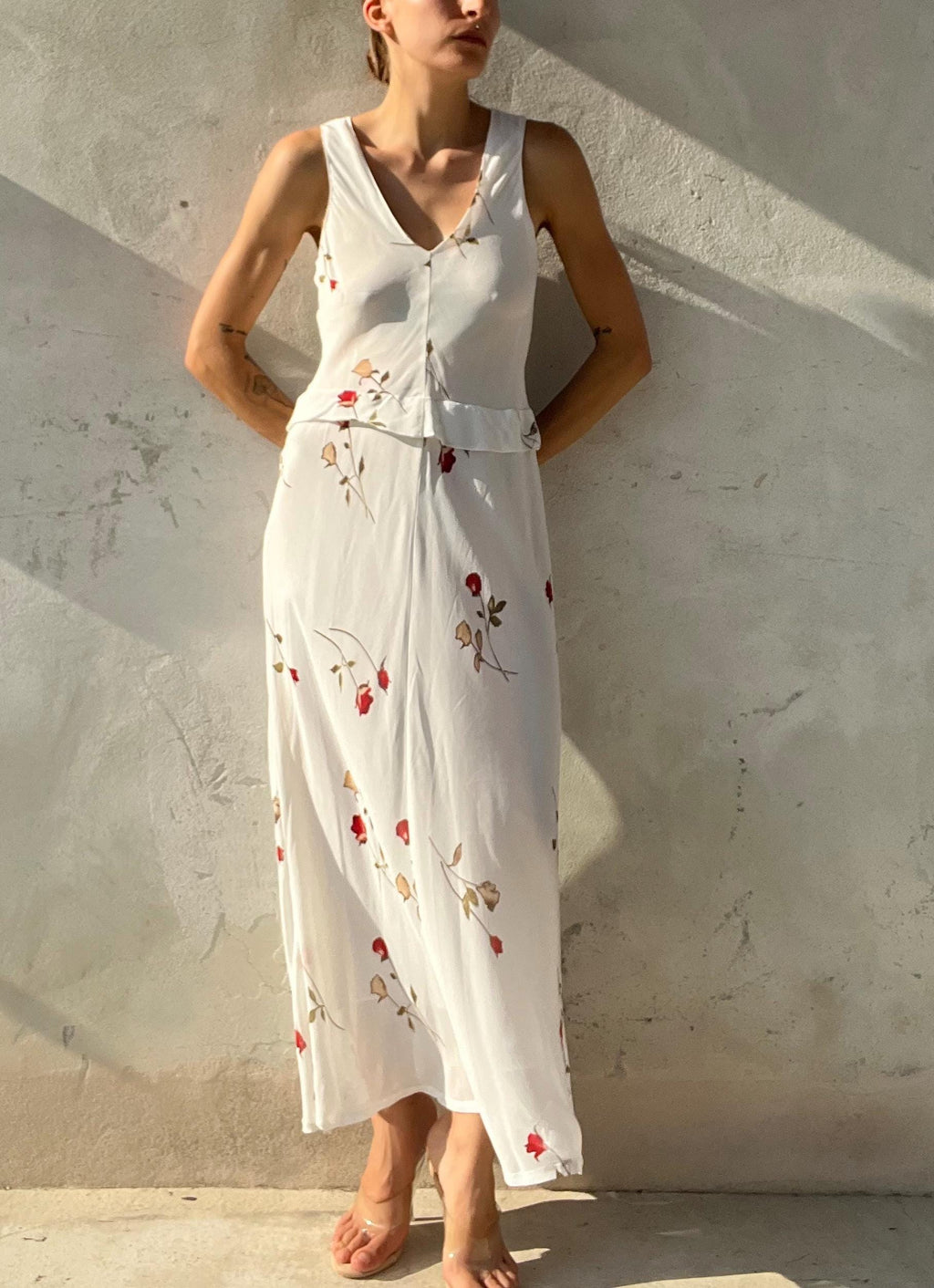 Abito lungo bianco con fantasia rose rosse