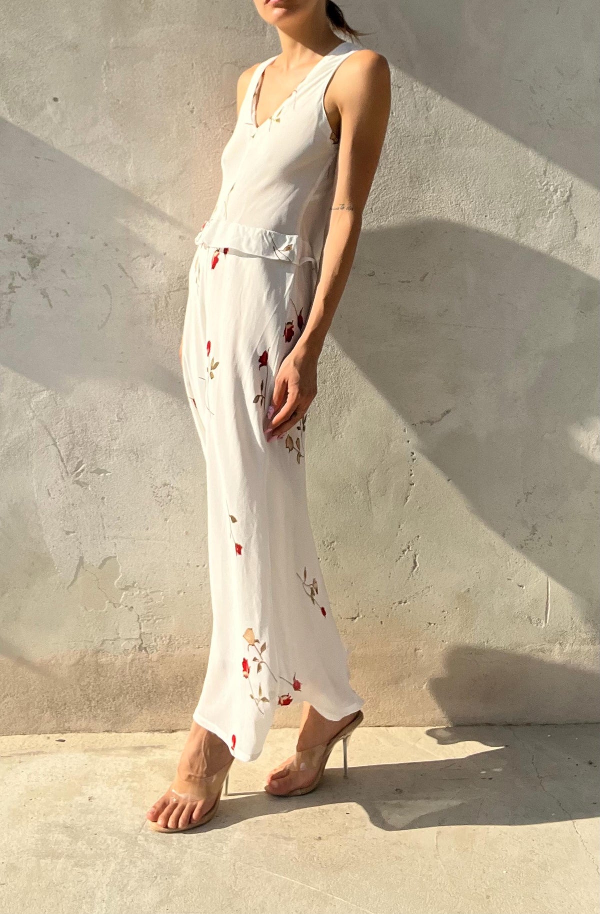 Abito lungo bianco con fantasia rose rosse