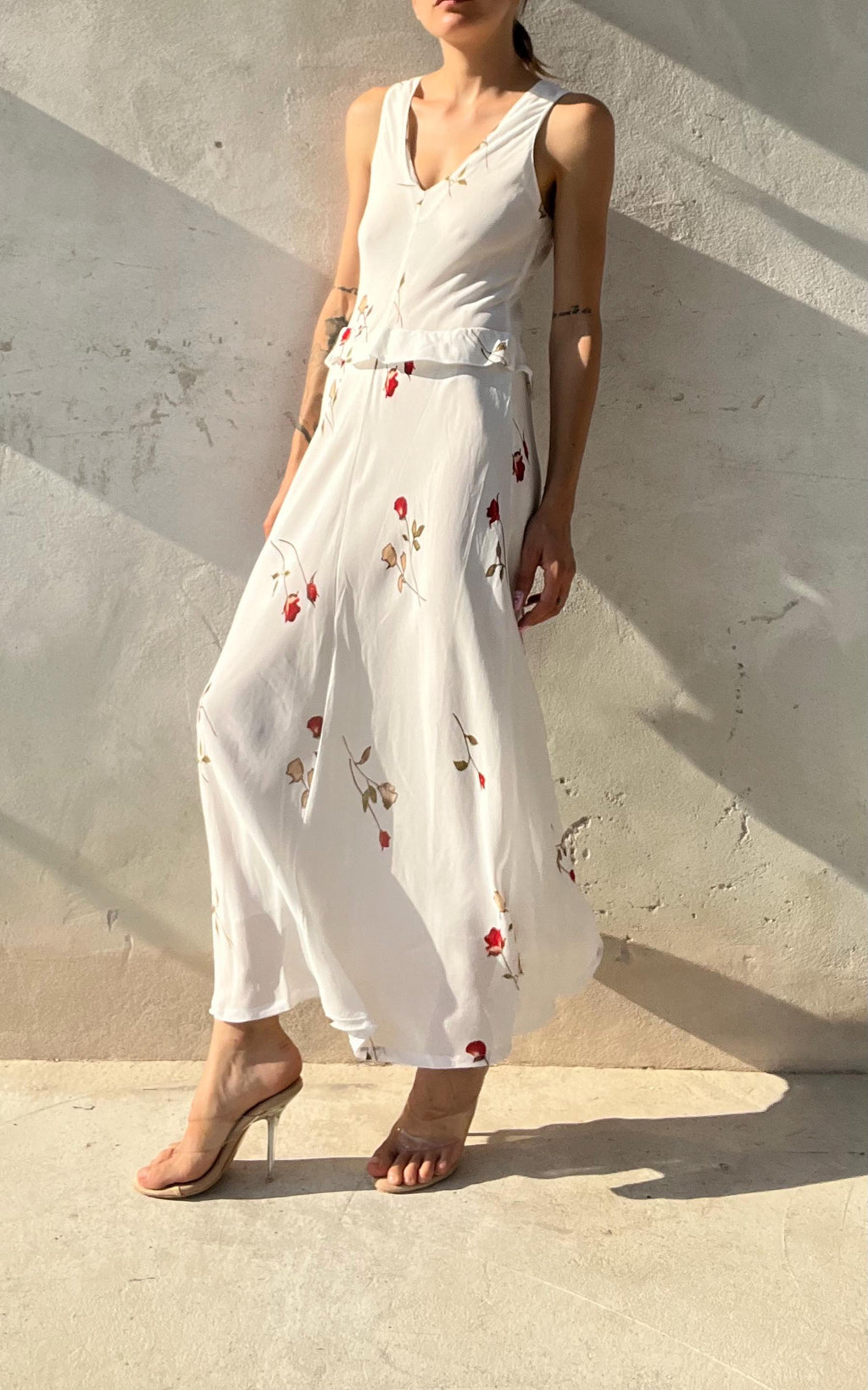 Abito lungo bianco con fantasia rose rosse
