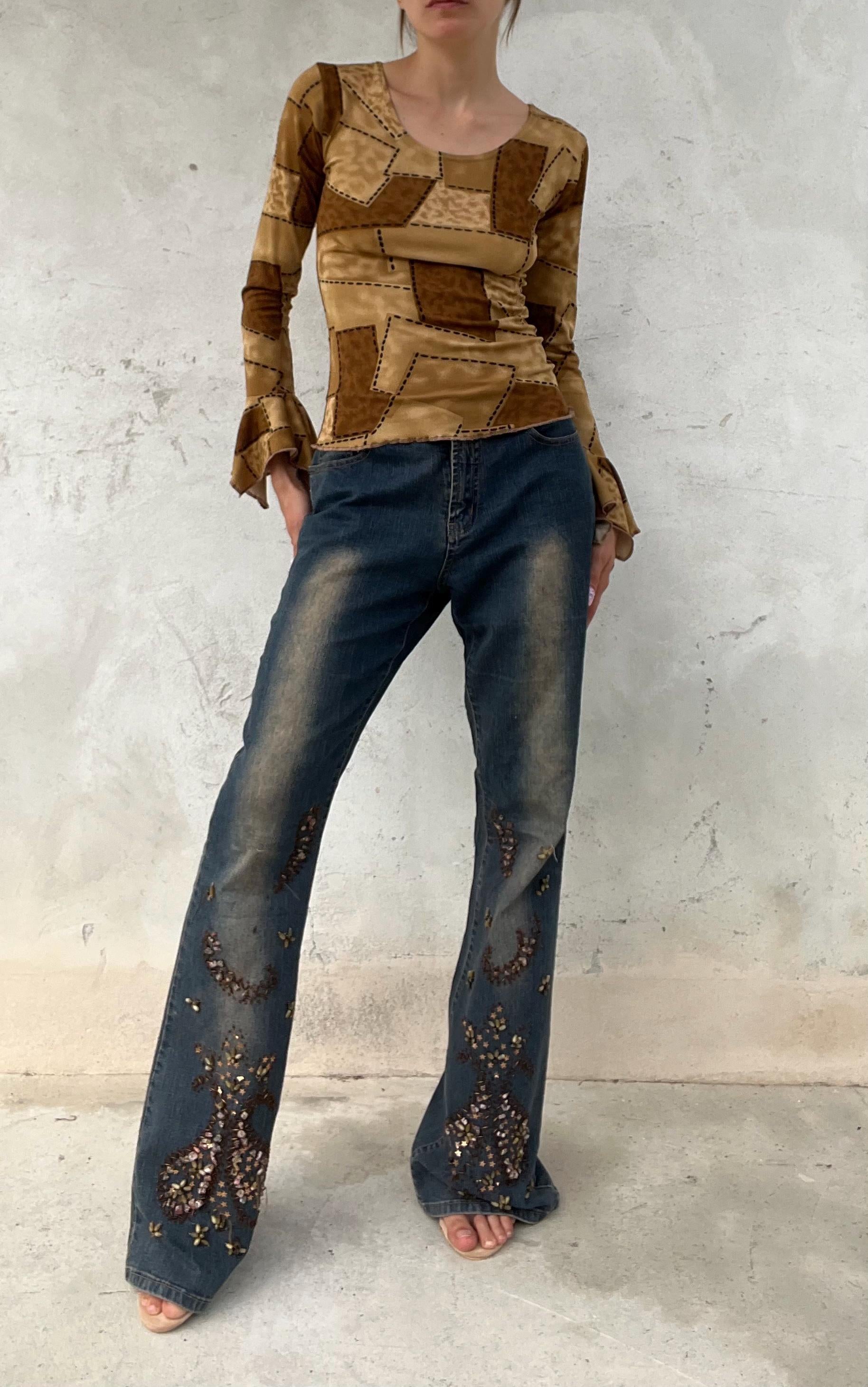 Jeans con gambe ricamate con pietre e perline