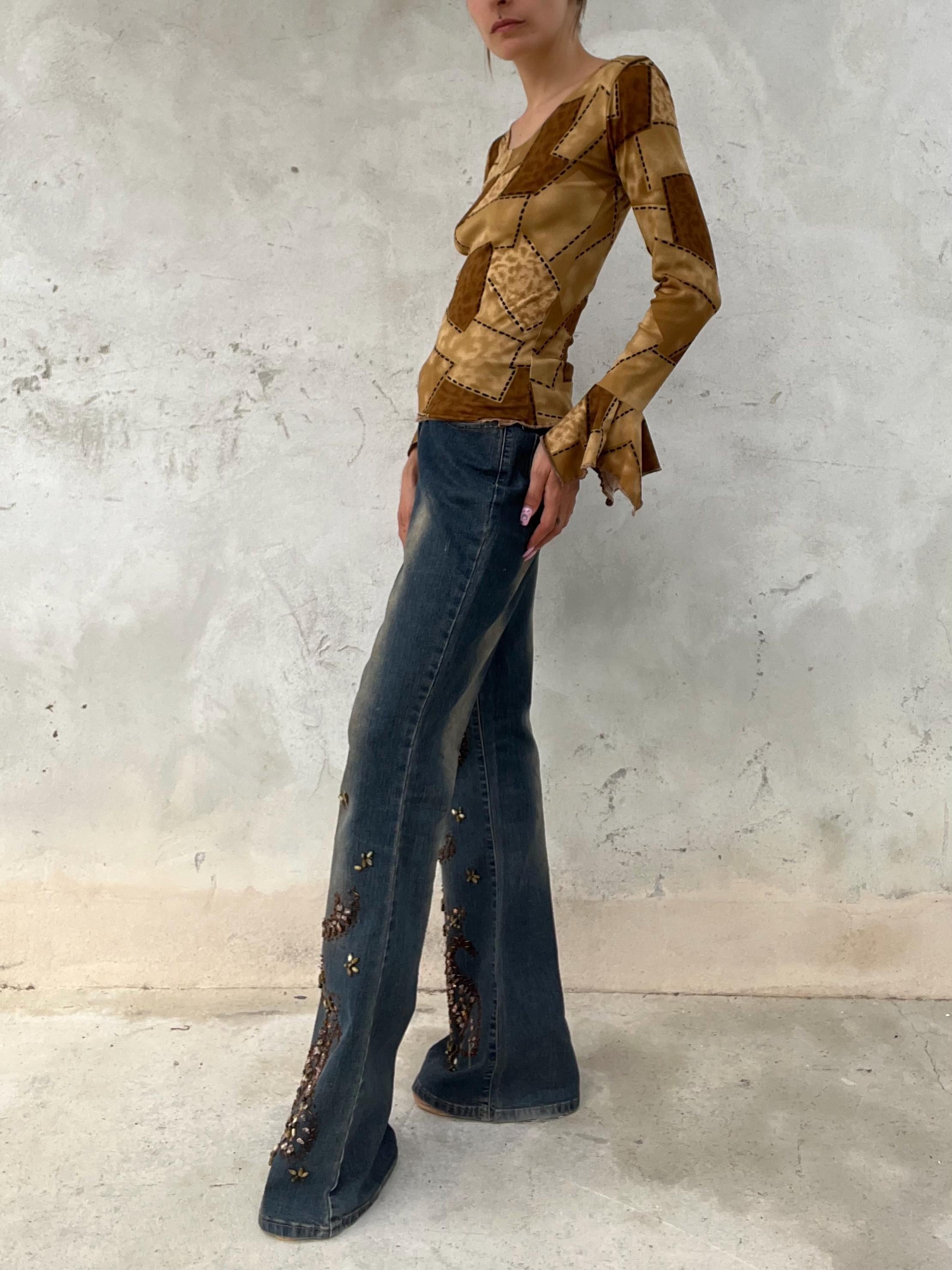 Jeans con gambe ricamate con pietre e perline