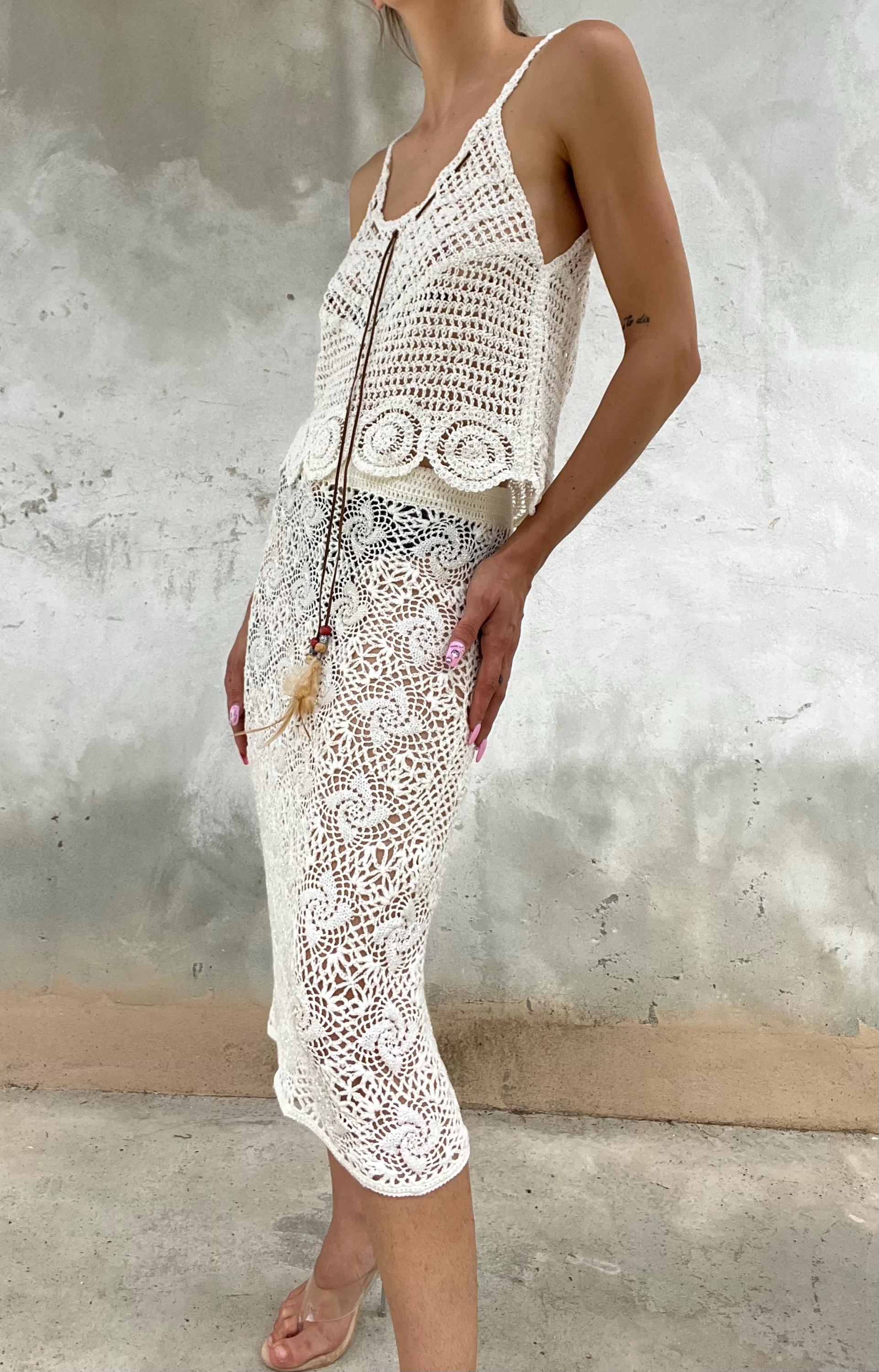 Top estivo in cotone fatto a crochet con spalline sottili e laccio decorativo marrone con piume