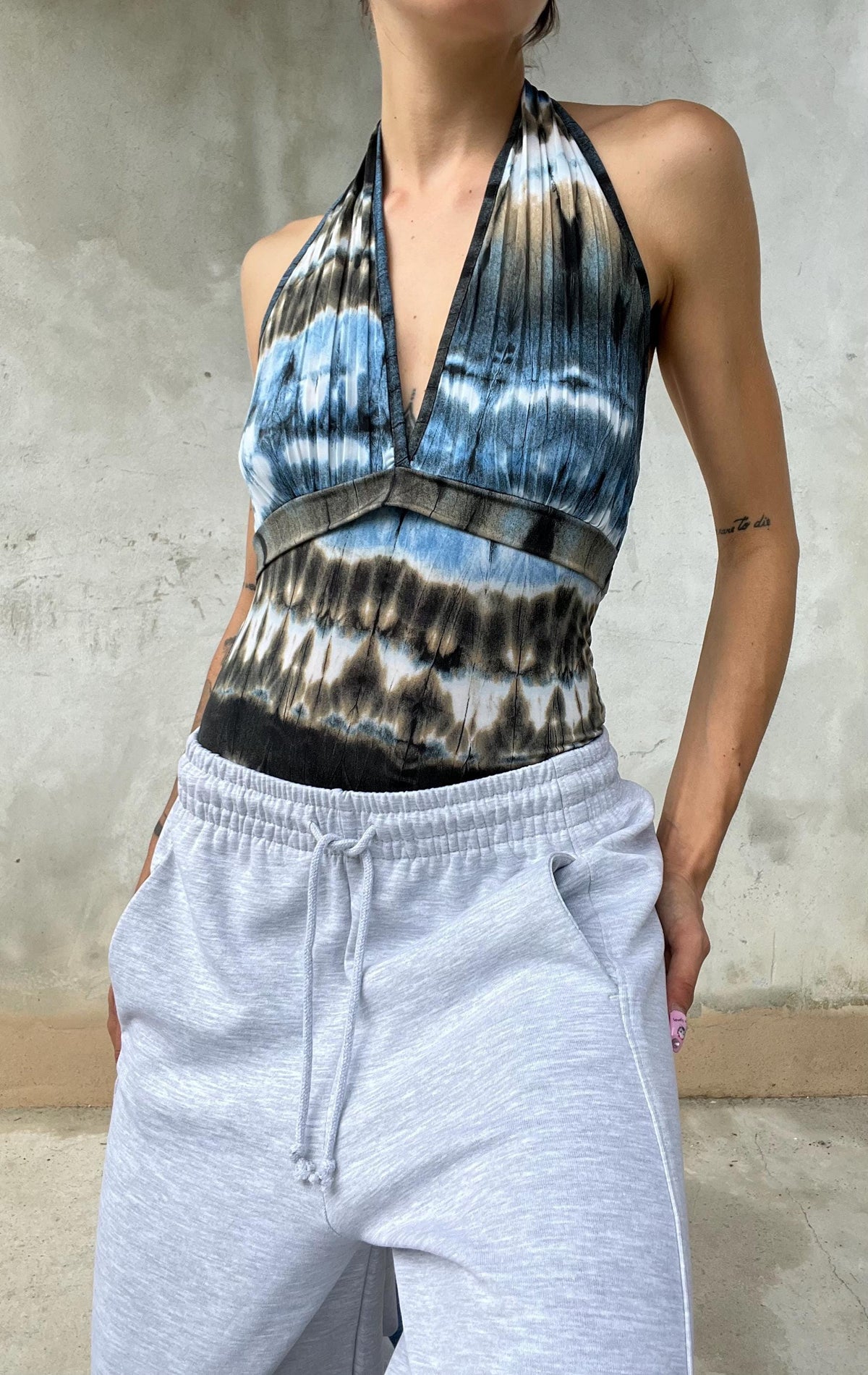 Top tie dye blu nero e marrone