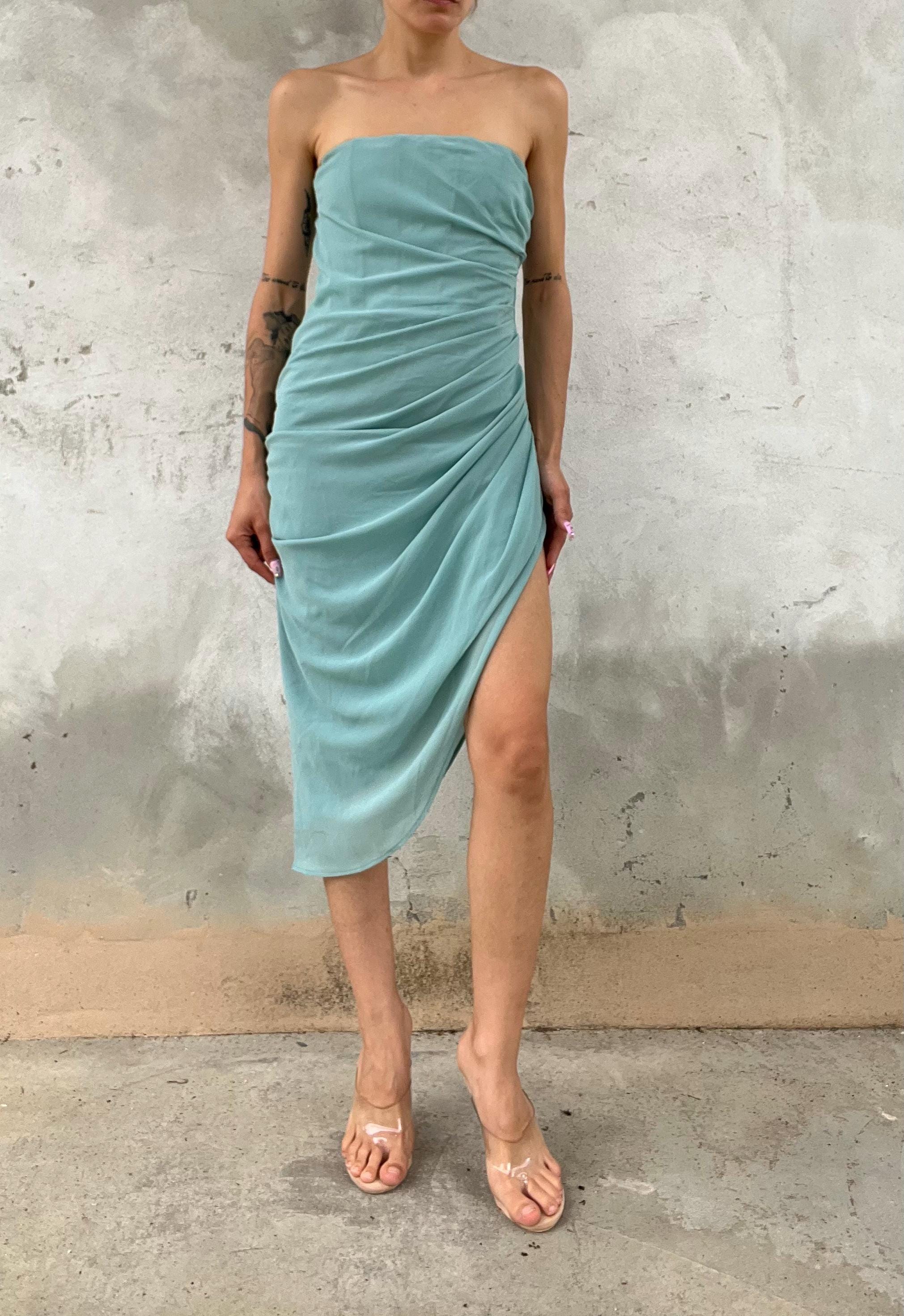 Abito azzurro drappeggiato con struttura interna