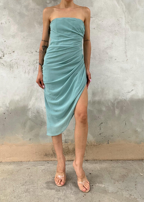 Abito azzurro drappeggiato con struttura interna