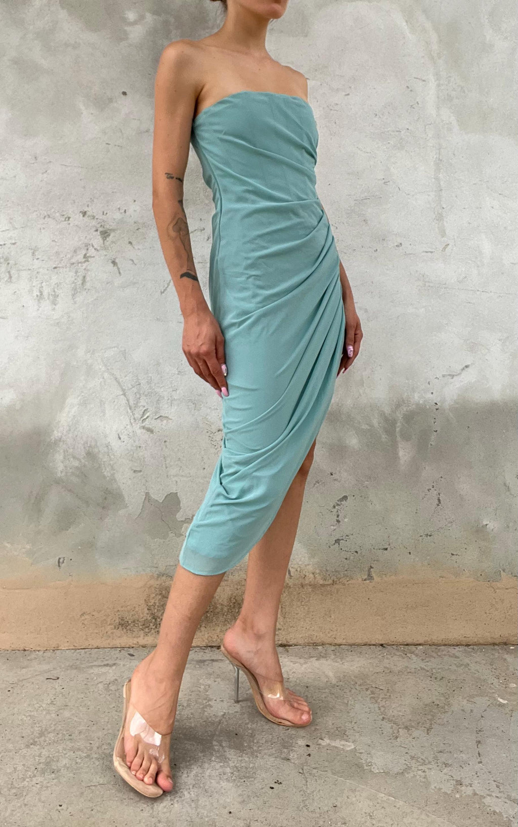 Abito azzurro drappeggiato con struttura interna