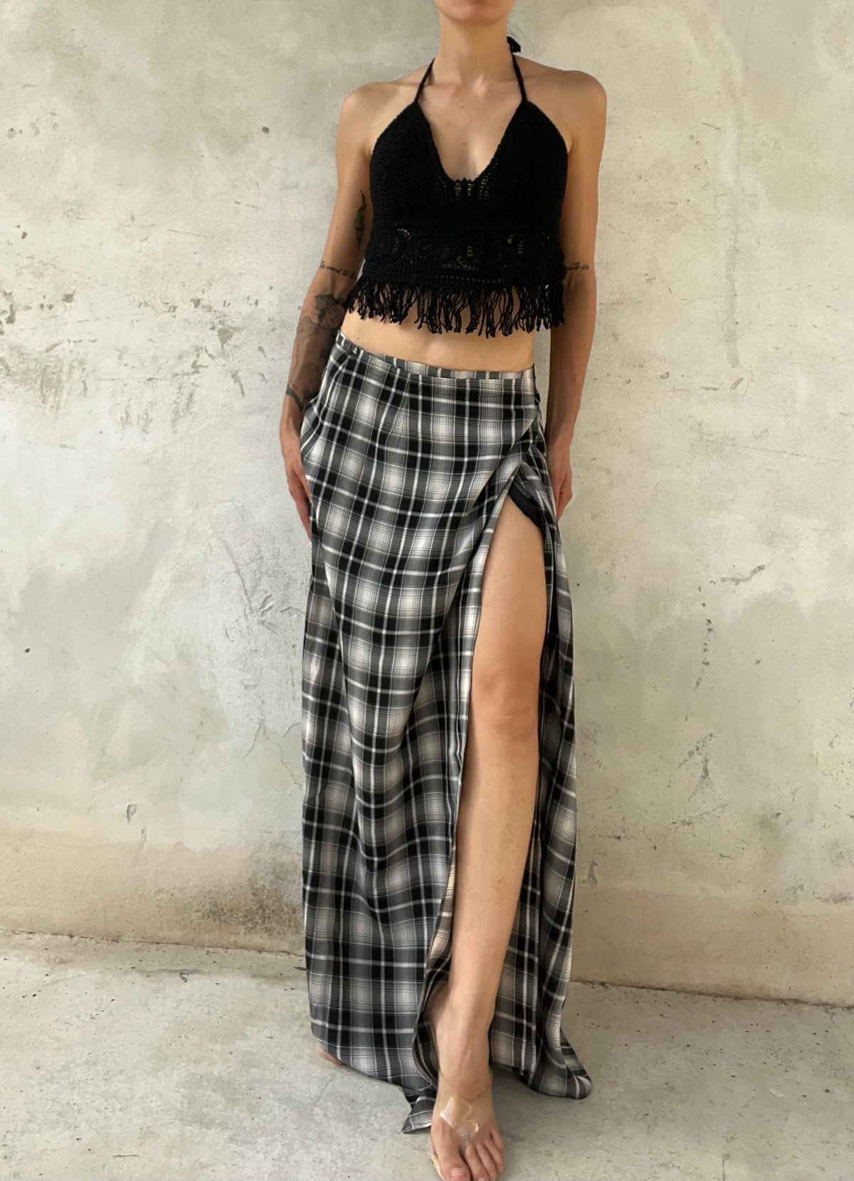 Reggiseno / top estivo in filo di cotone lavorato a crochet con coppe interne e fili pendenti sul