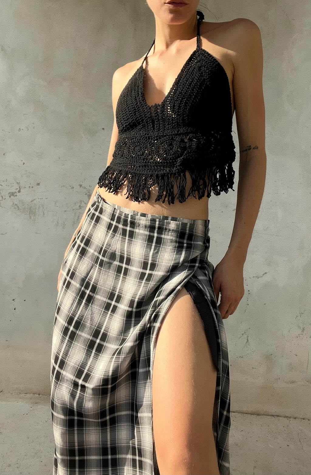 Reggiseno / top estivo in filo di cotone lavorato a crochet con coppe interne e fili pendenti sul