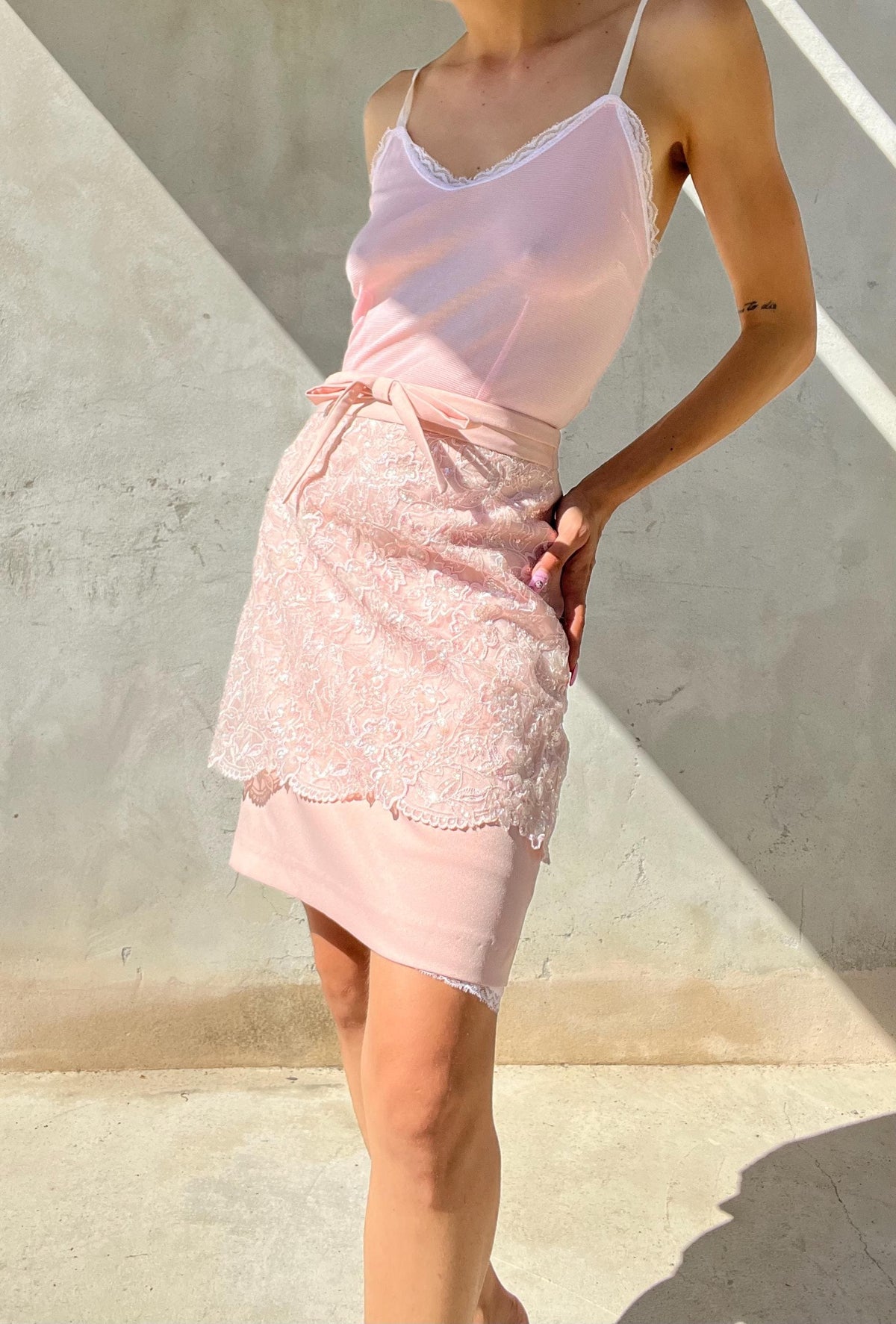 Mini gonna rosa con pizzo e paillettes