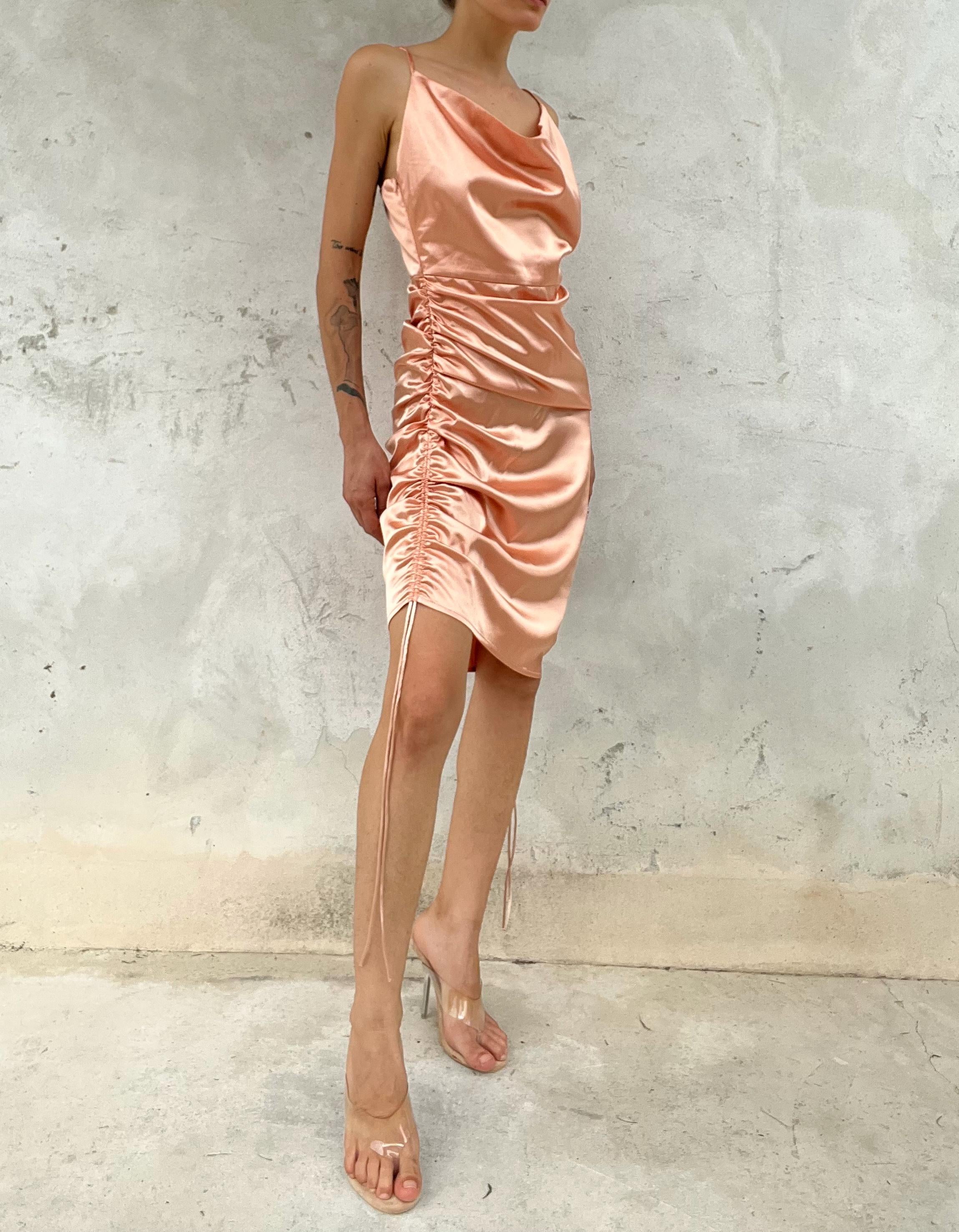 Abito in satin color pesca arricciato sui fianchi con coulisse e scollo morbido anni '90