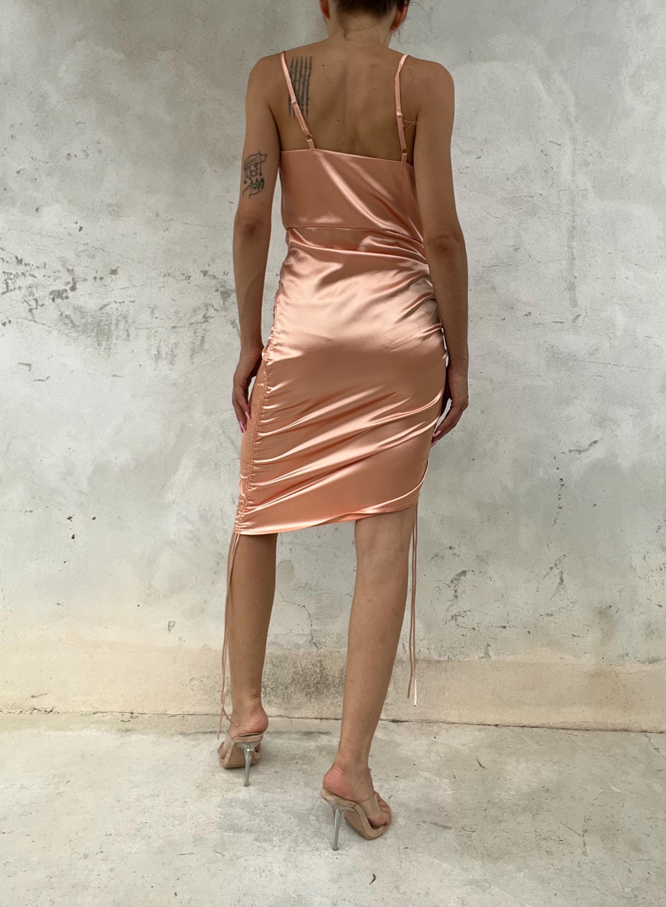 Abito in satin color pesca arricciato sui fianchi con coulisse e scollo morbido anni '90