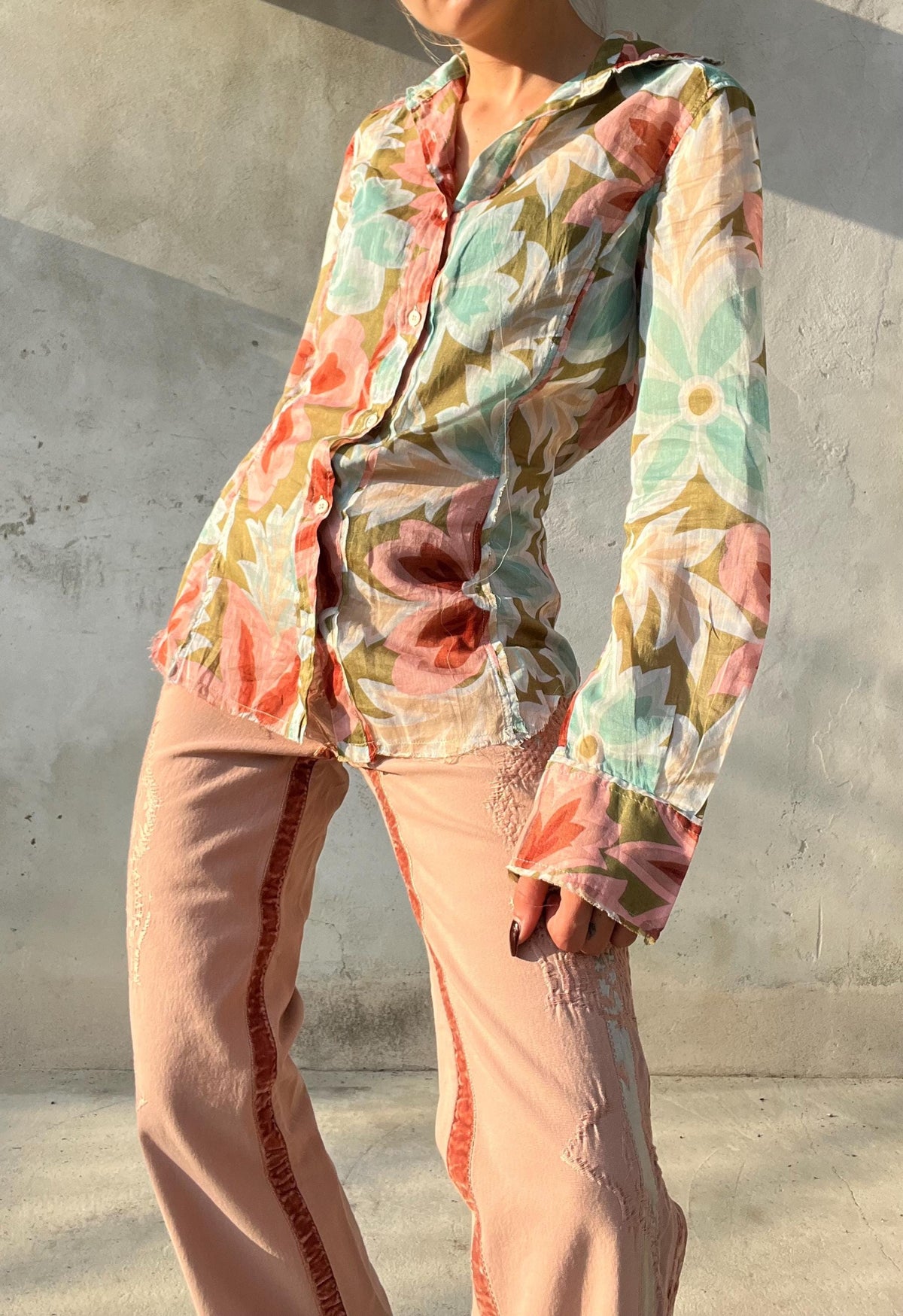 Camicia con pattern floreale rosa e azzurro