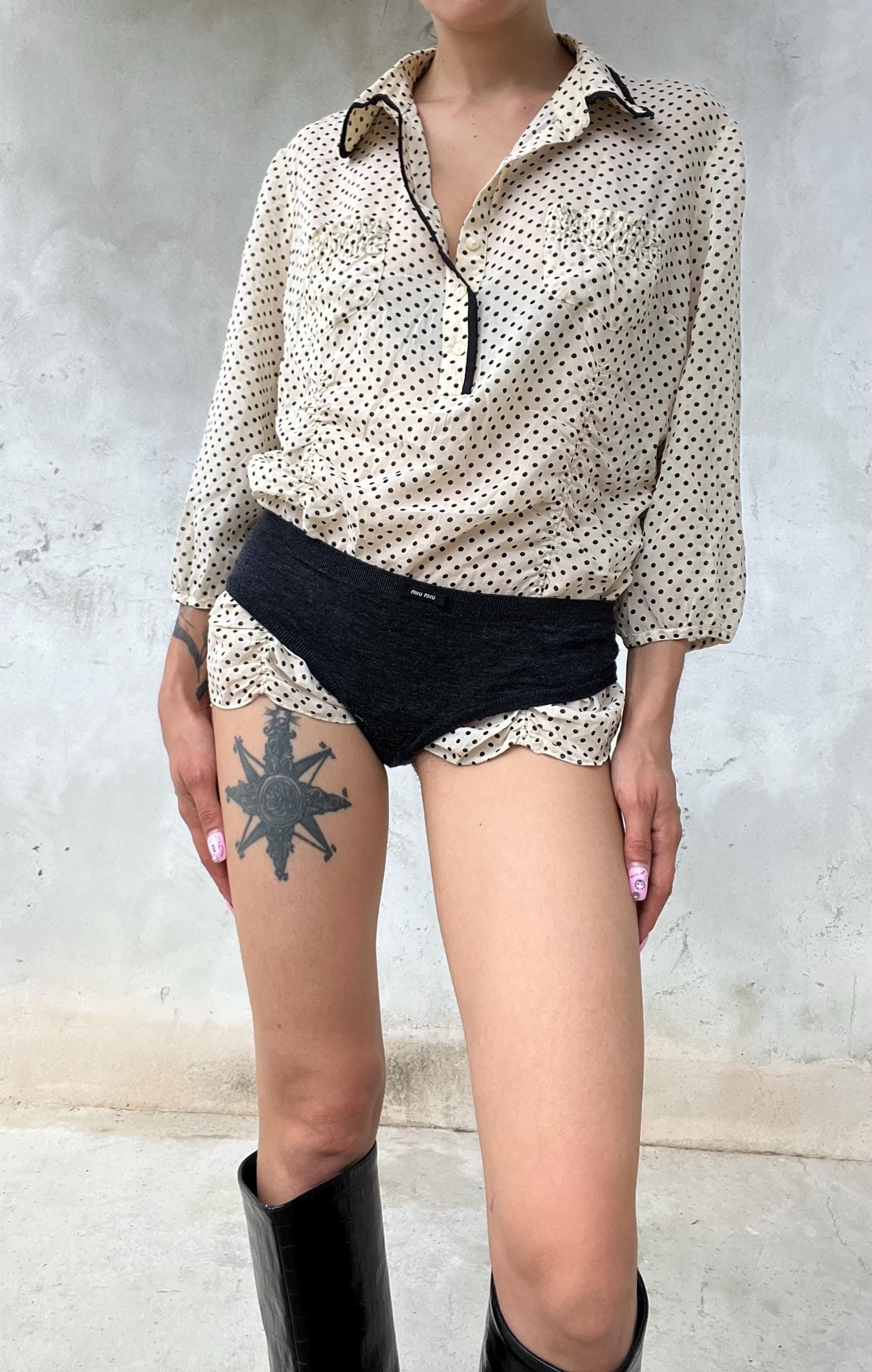 Camicia vintage di seta colorata a pois
