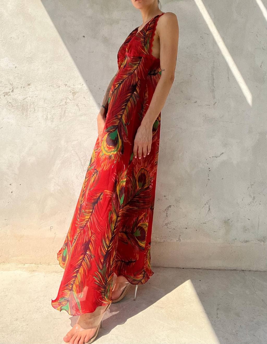 Abito estivo vintage rosso con stampa piume di pavone