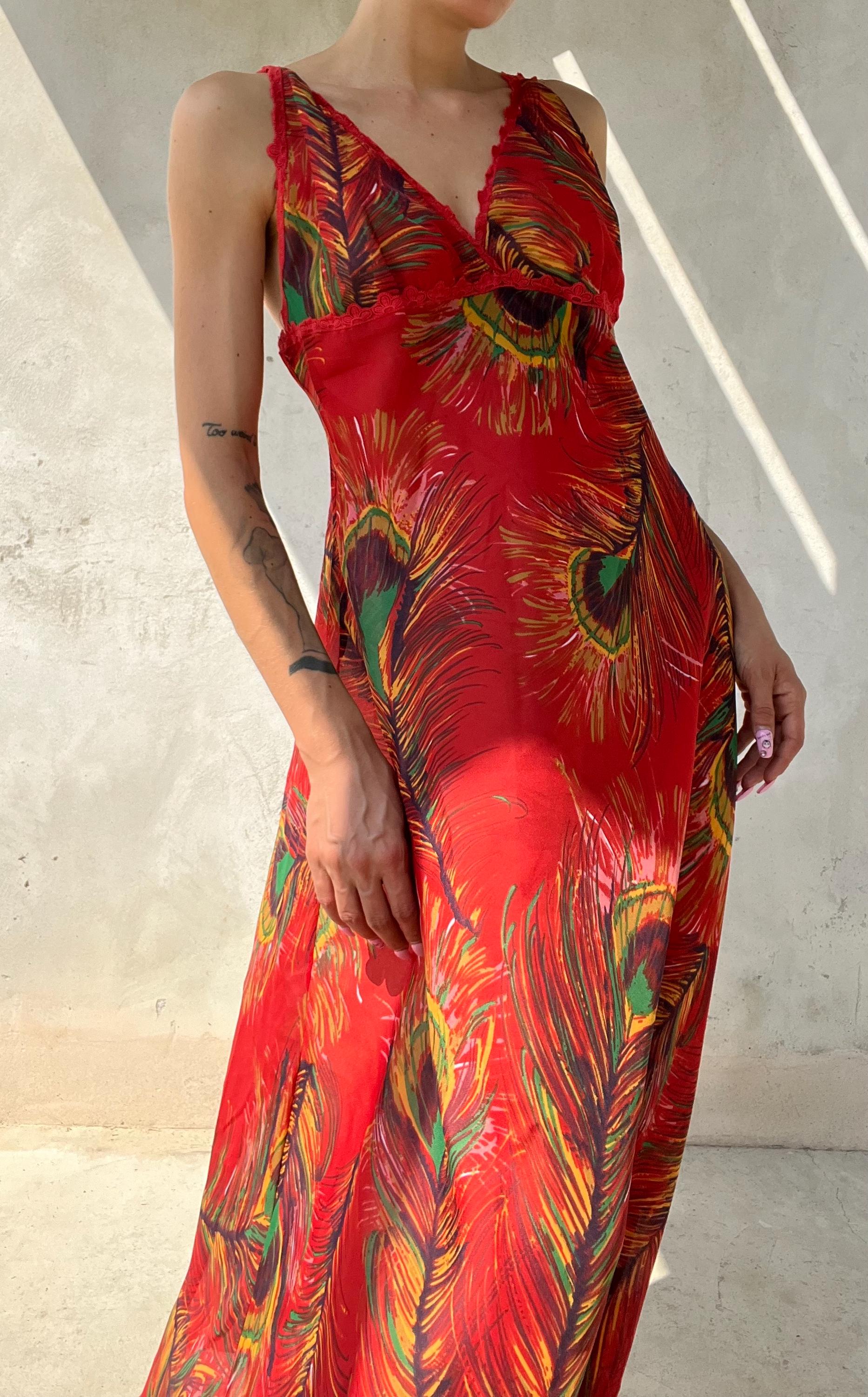 Abito estivo vintage rosso con stampa piume di pavone