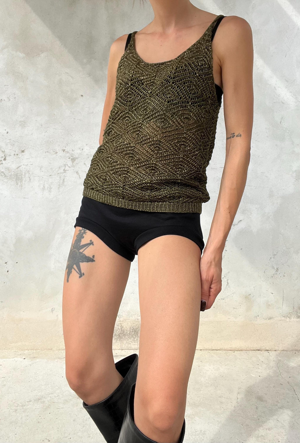 Top crochet color verde oliva, spalline sottili, scollo rotondo