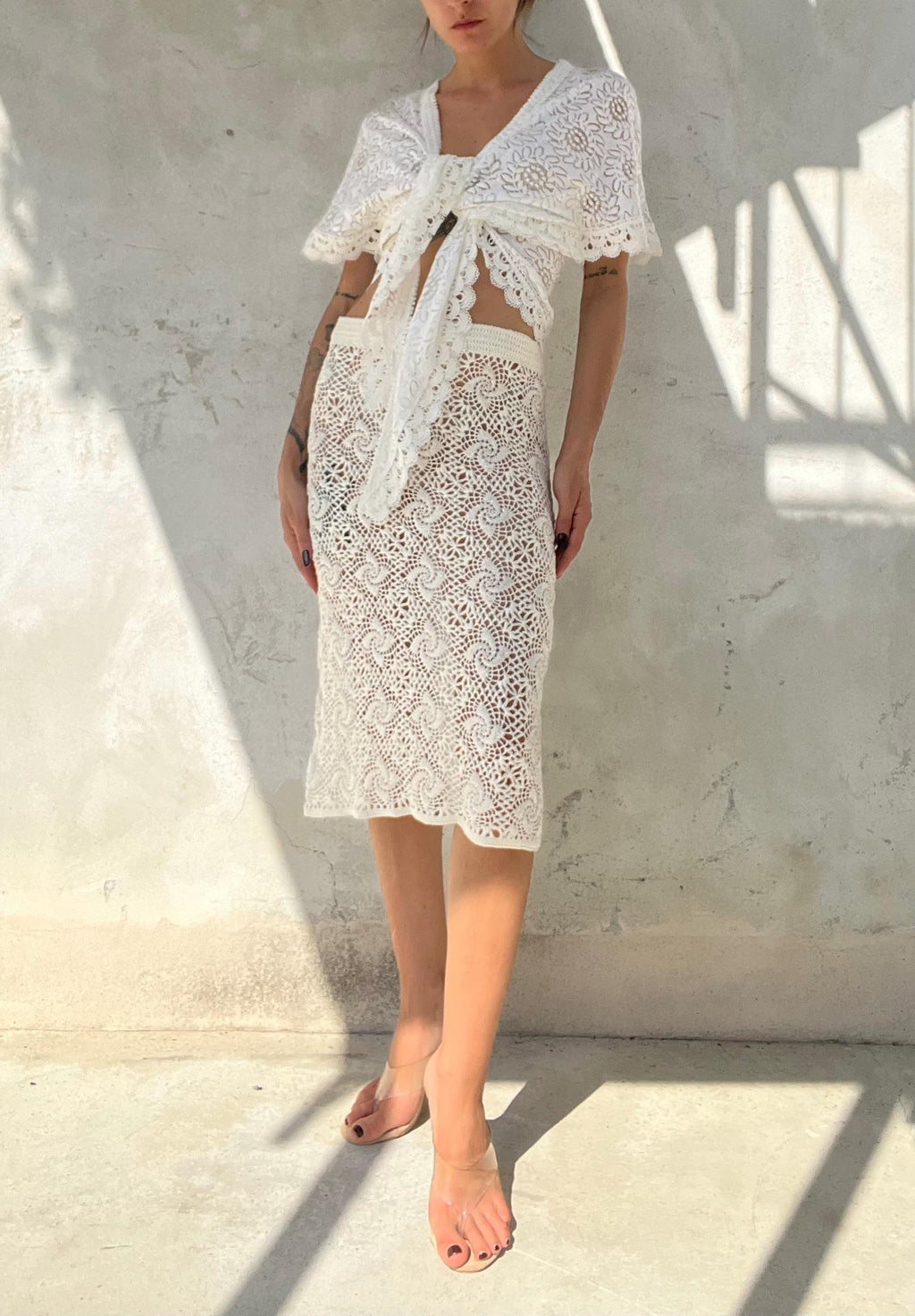 Top pizzo bianco con maniche annodato sul davanti