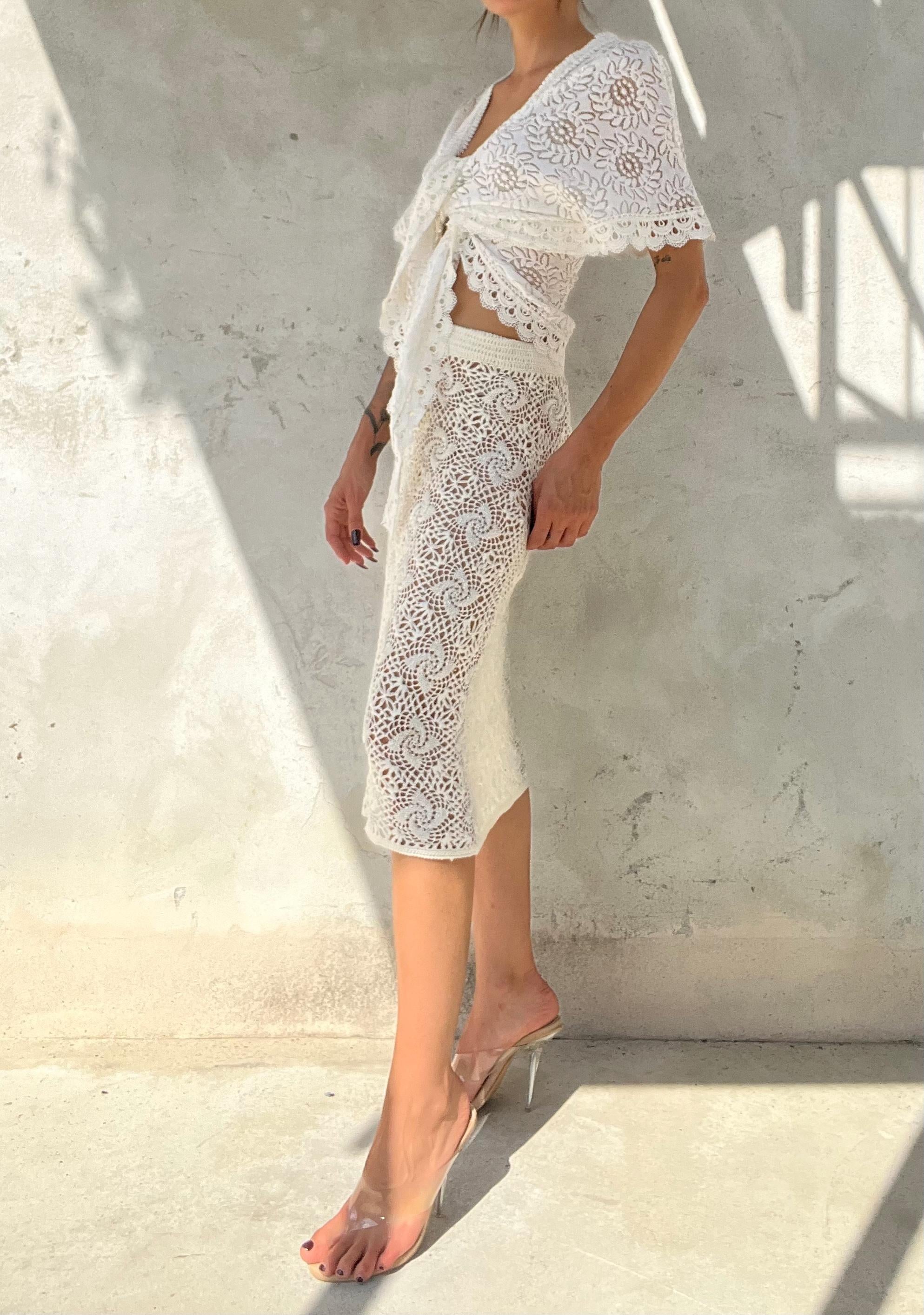 Top pizzo bianco con maniche annodato sul davanti