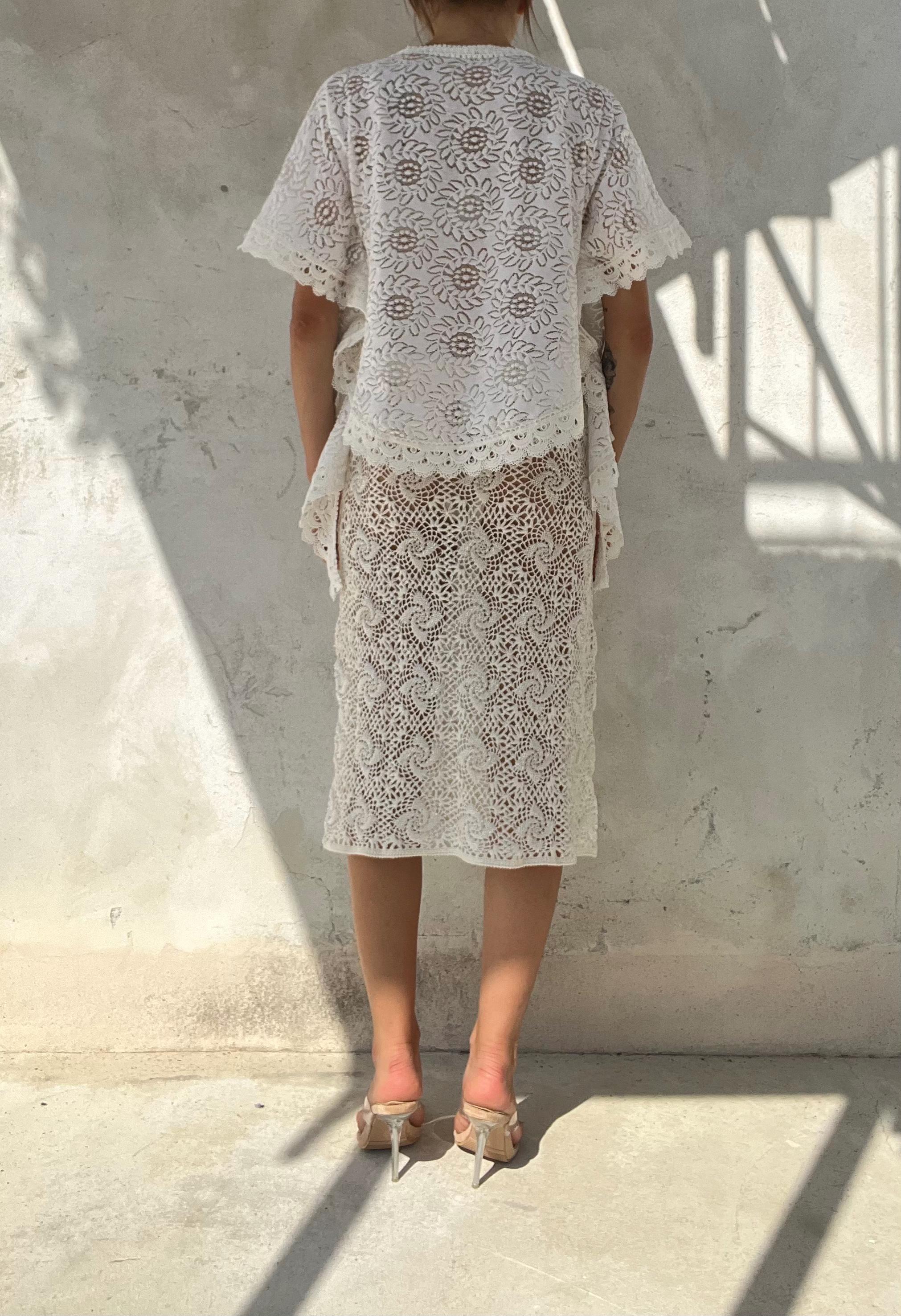 Top pizzo bianco con maniche annodato sul davanti