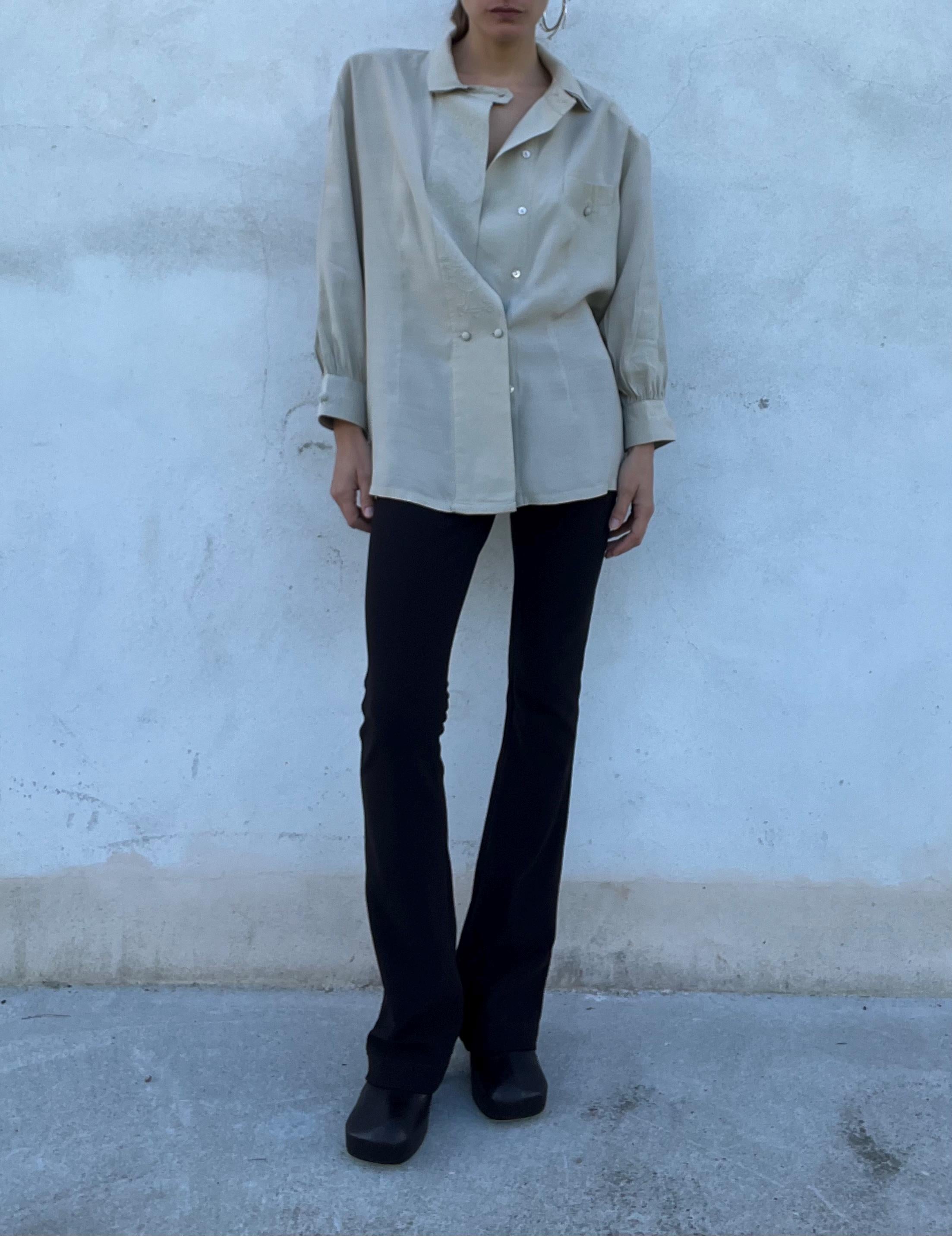 Camicia vintage di viscosa con particolare motivo ricamato sul davanti