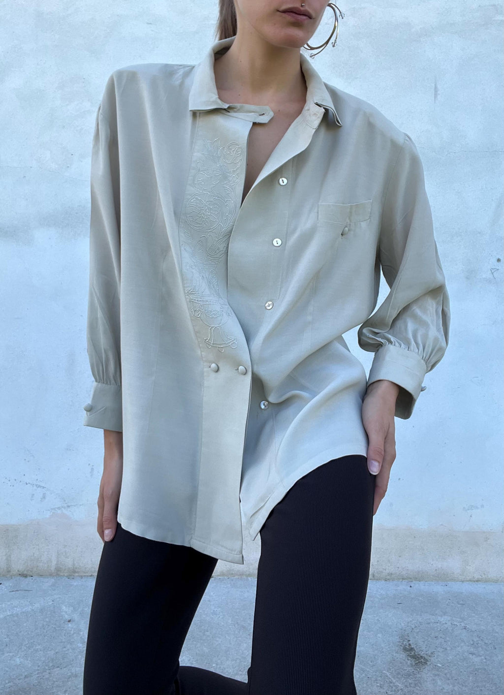 Camicia vintage di viscosa con particolare motivo ricamato sul davanti