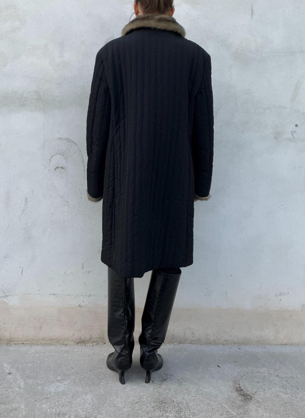 Cappotto trapuntato con profilo in pelliccia sintetica