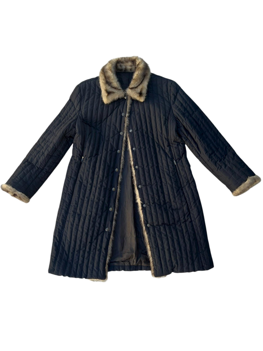 Cappotto trapuntato con profilo in pelliccia sintetica