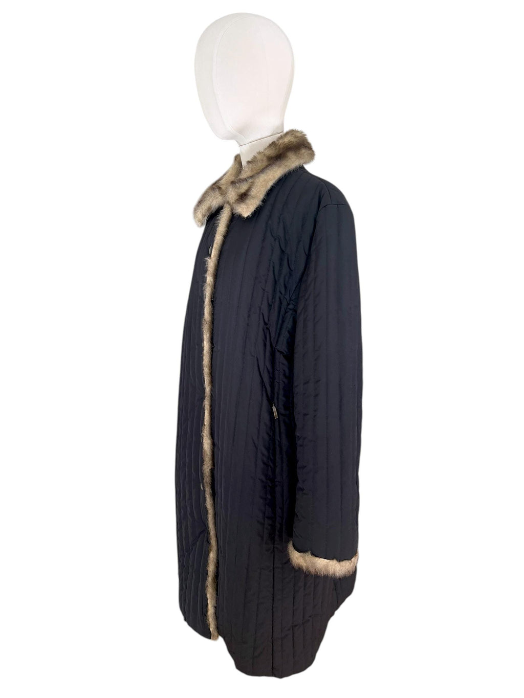 Cappotto trapuntato con profilo in pelliccia sintetica