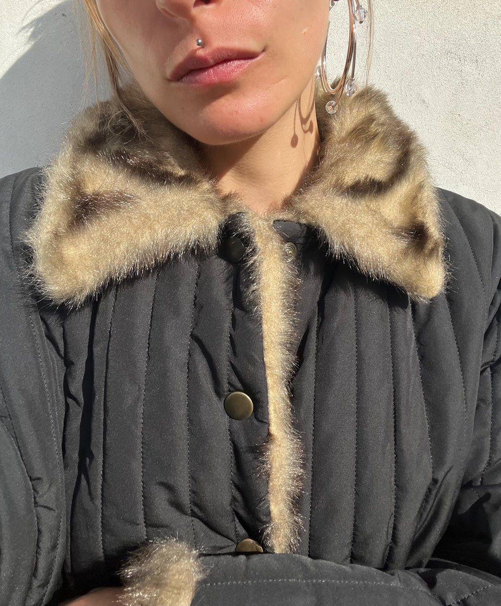 Cappotto trapuntato con profilo in pelliccia sintetica