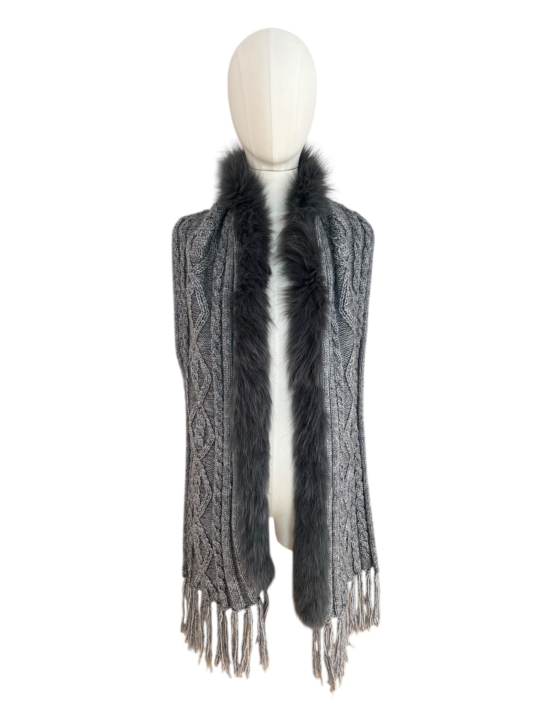 Cardigan grigio con frangie e bordo pelliccia sintetica