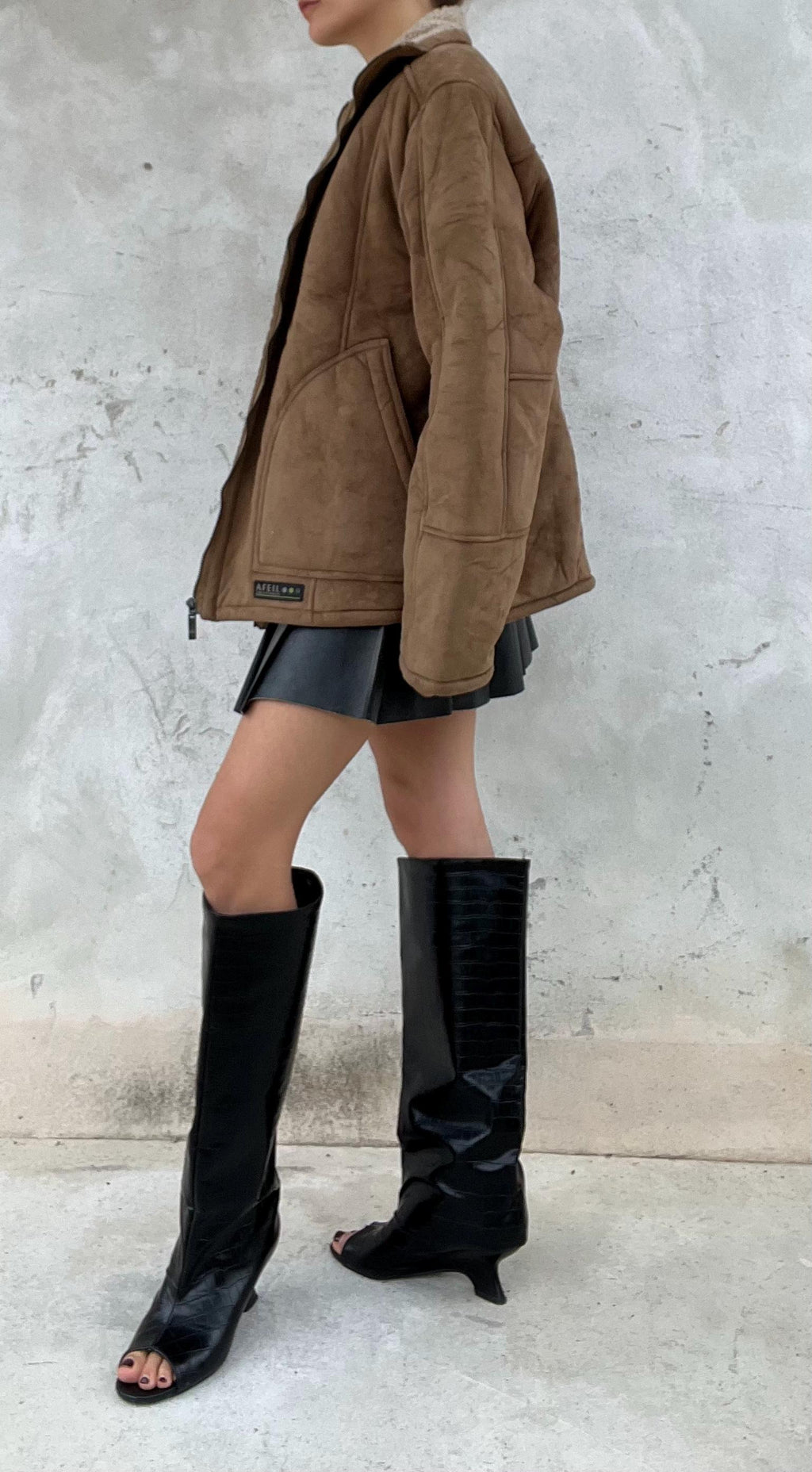 Shearling / Montone color marrone, zip frontale metallica e tasche arrotondate sul davanti