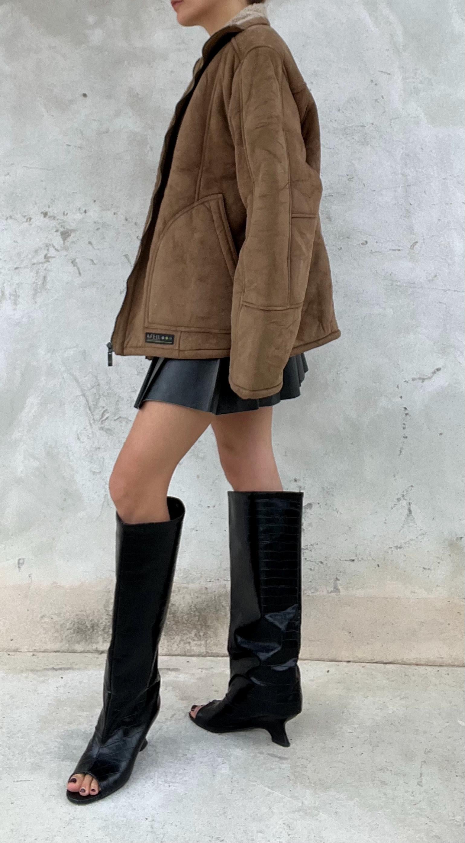Shearling / Montone color marrone, zip frontale metallica e tasche arrotondate sul davanti