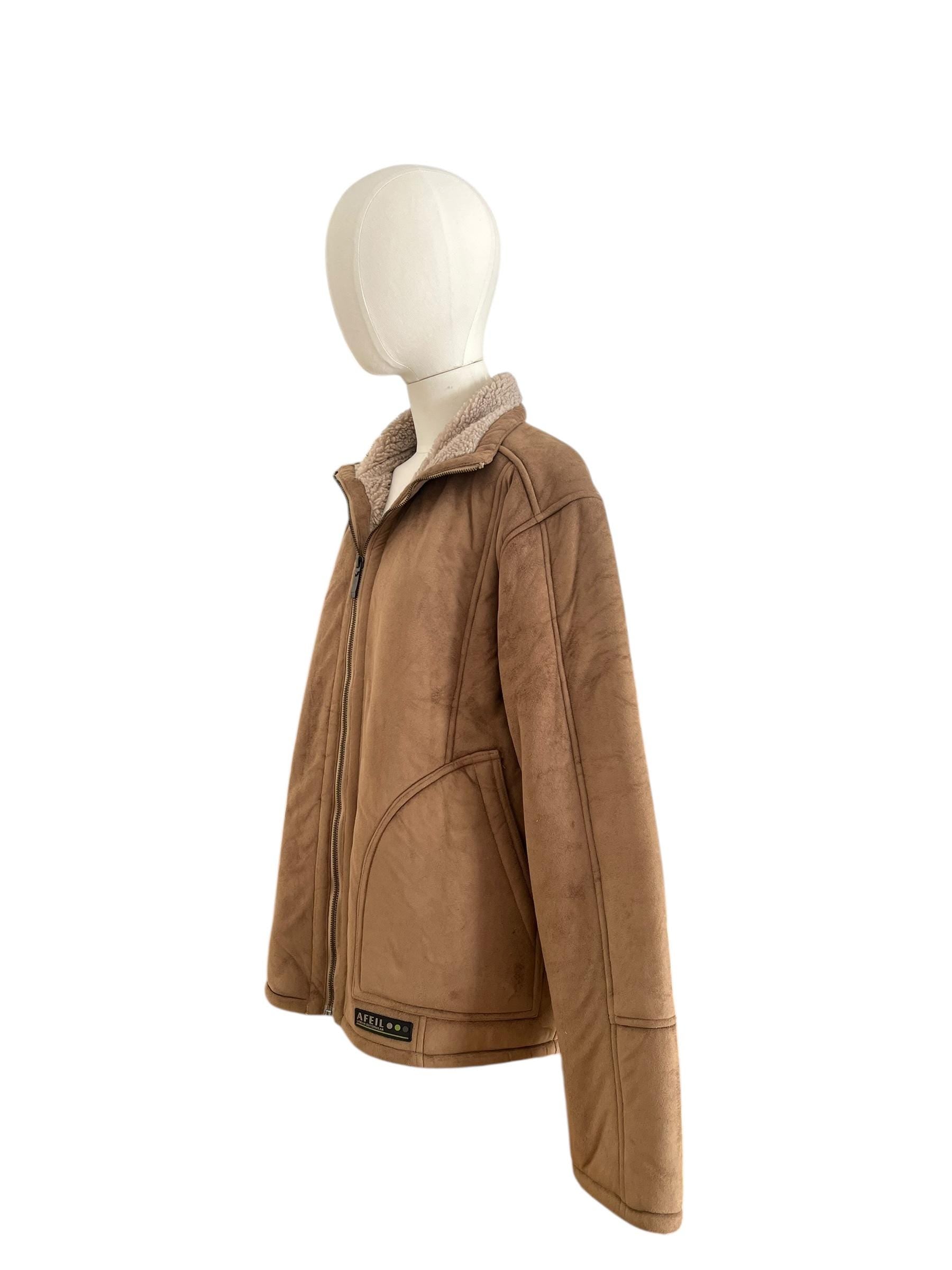 Shearling / Montone color marrone, zip frontale metallica e tasche arrotondate sul davanti