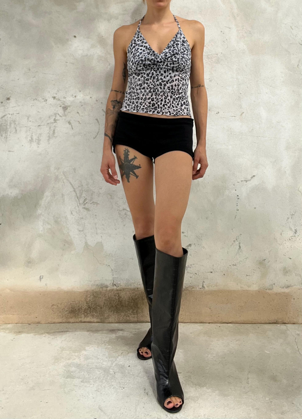 Top leggero di viscosa stampato fantasia leopardata Y2K style con scollo drappeggiato e chiusura con