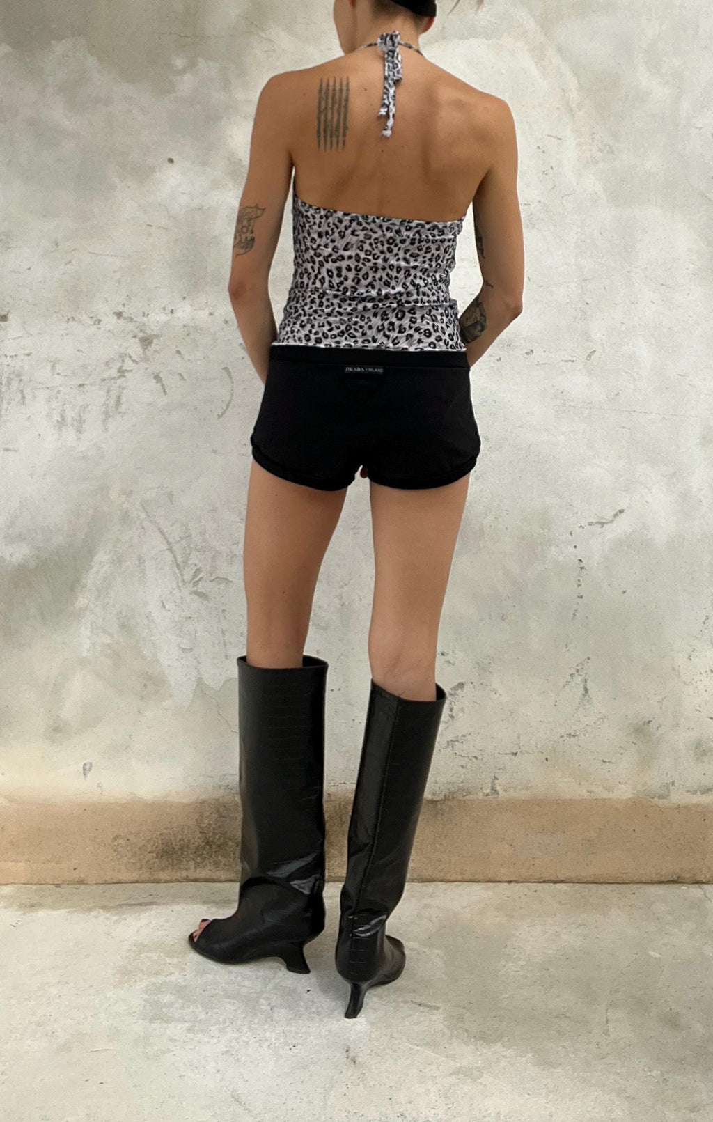 Top leggero di viscosa stampato fantasia leopardata Y2K style con scollo drappeggiato e chiusura con