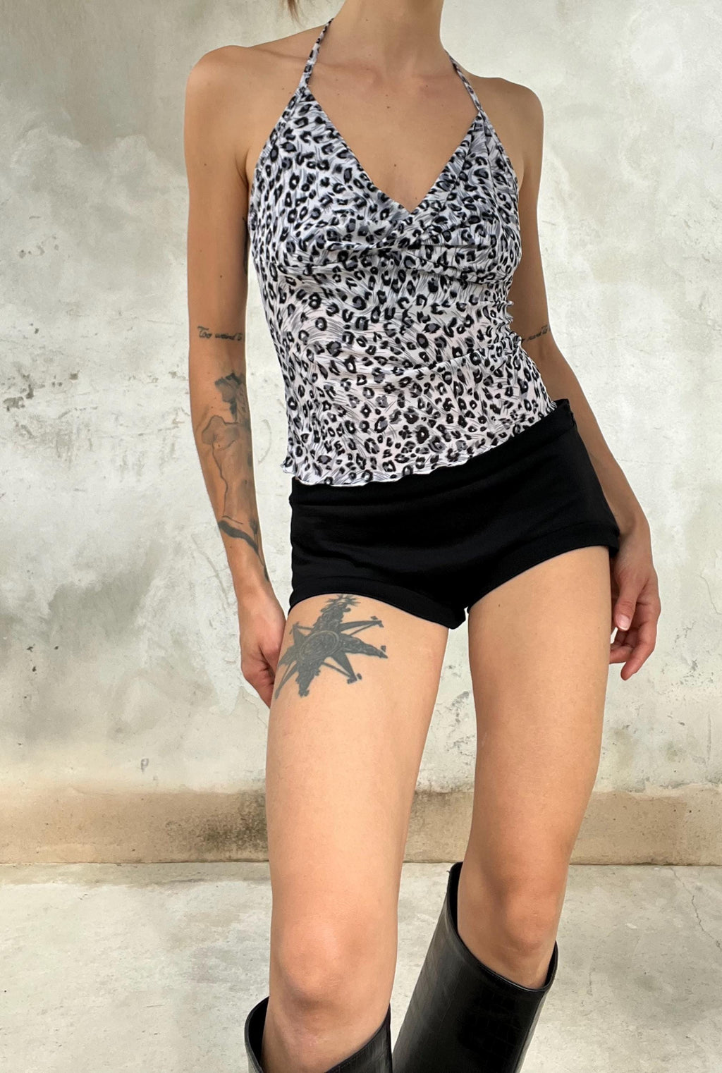 Top leggero di viscosa stampato fantasia leopardata Y2K style con scollo drappeggiato e chiusura con