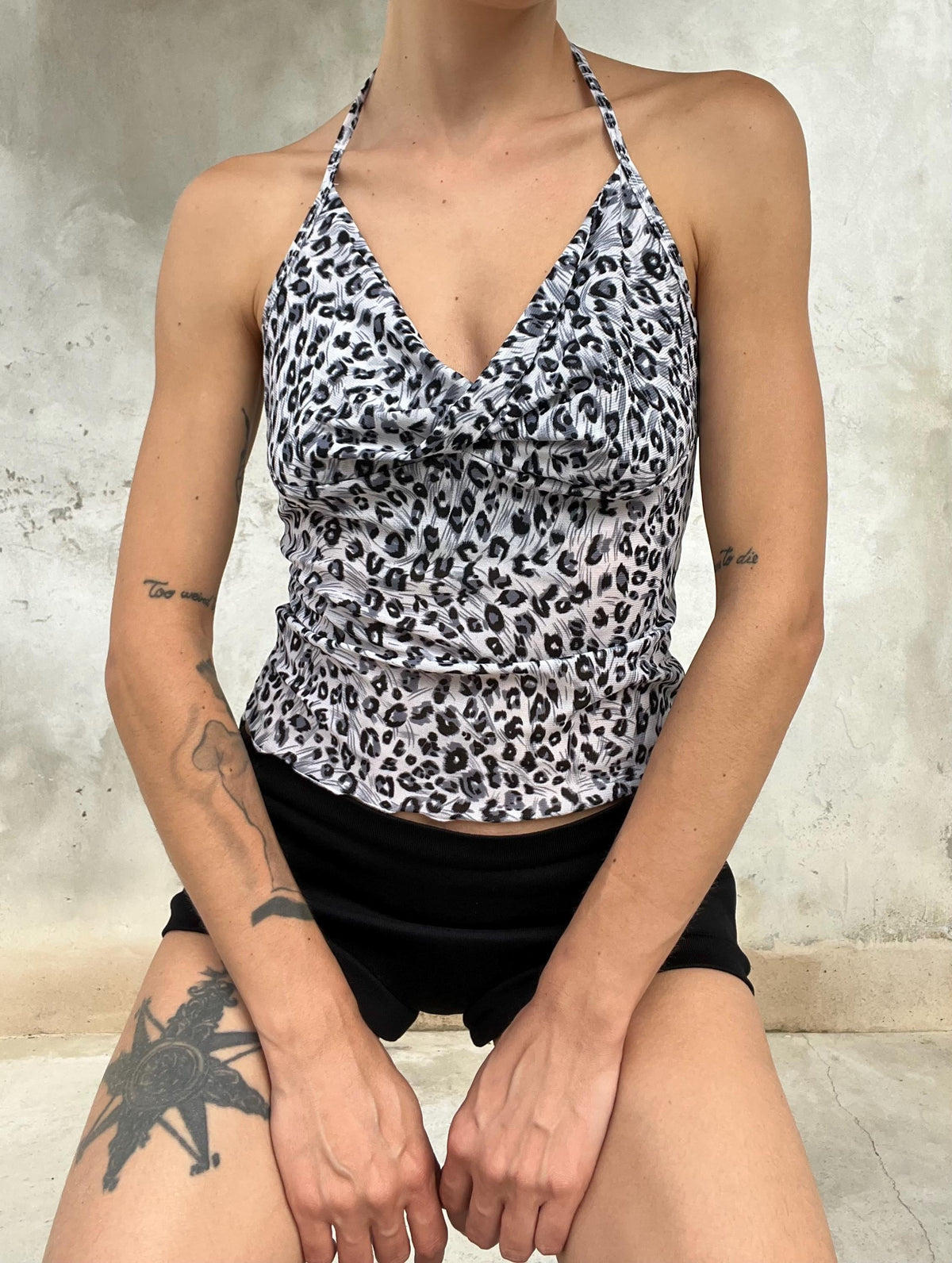 Top leggero di viscosa stampato fantasia leopardata Y2K style con scollo drappeggiato e chiusura con