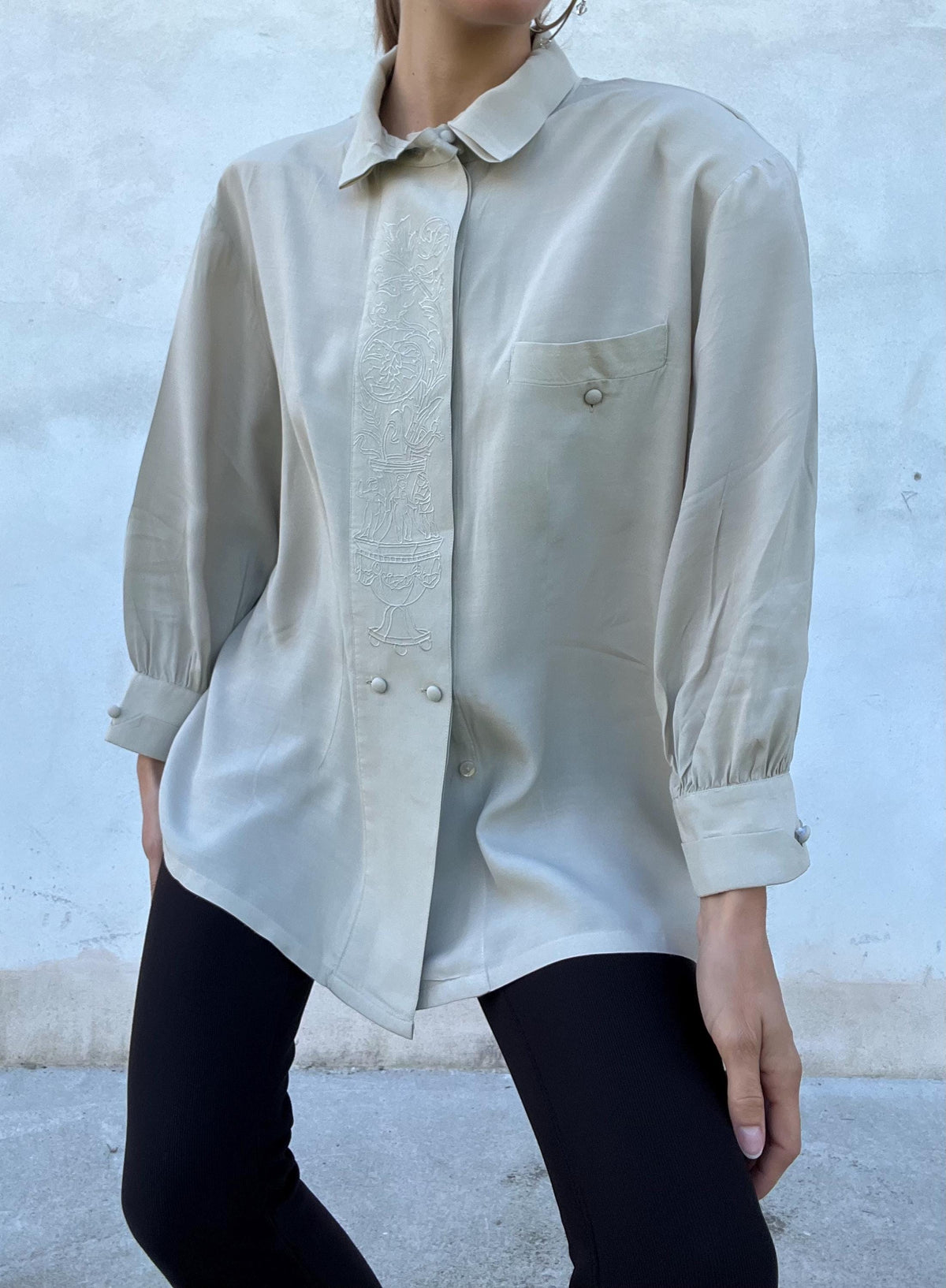 Camicia vintage di viscosa con particolare motivo ricamato sul davanti