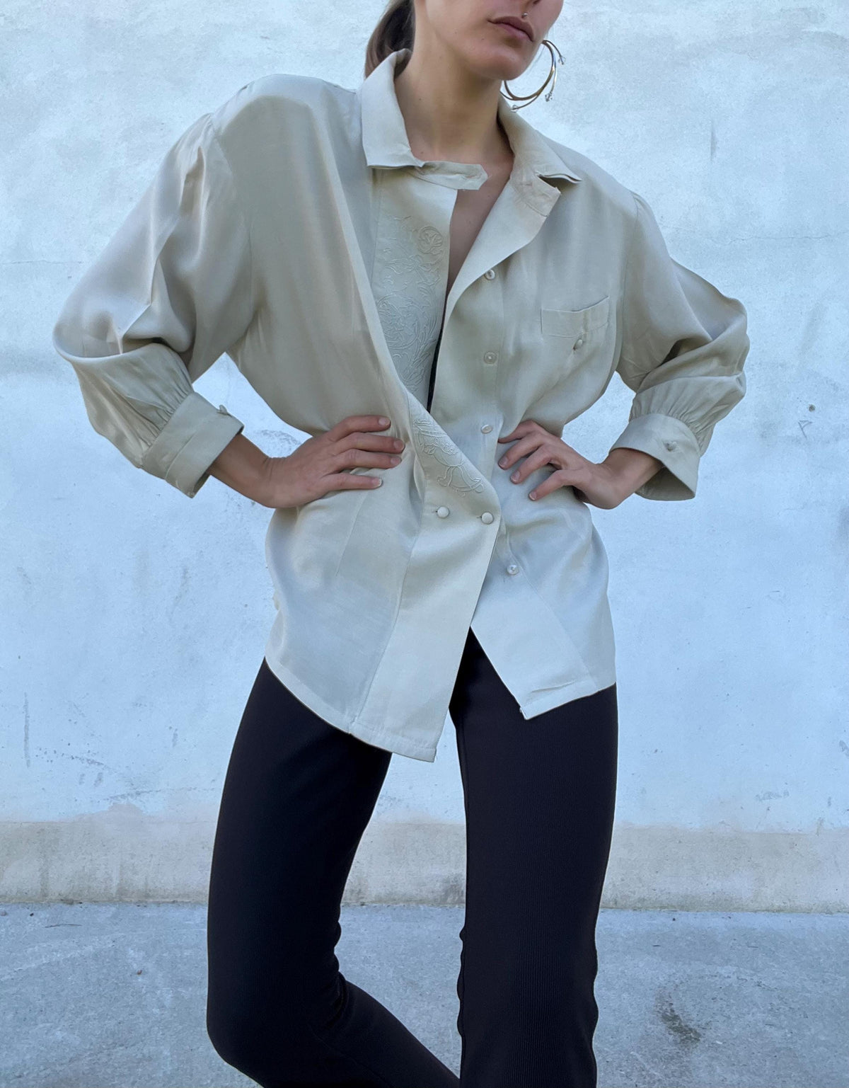 Camicia vintage di viscosa con particolare motivo ricamato sul davanti