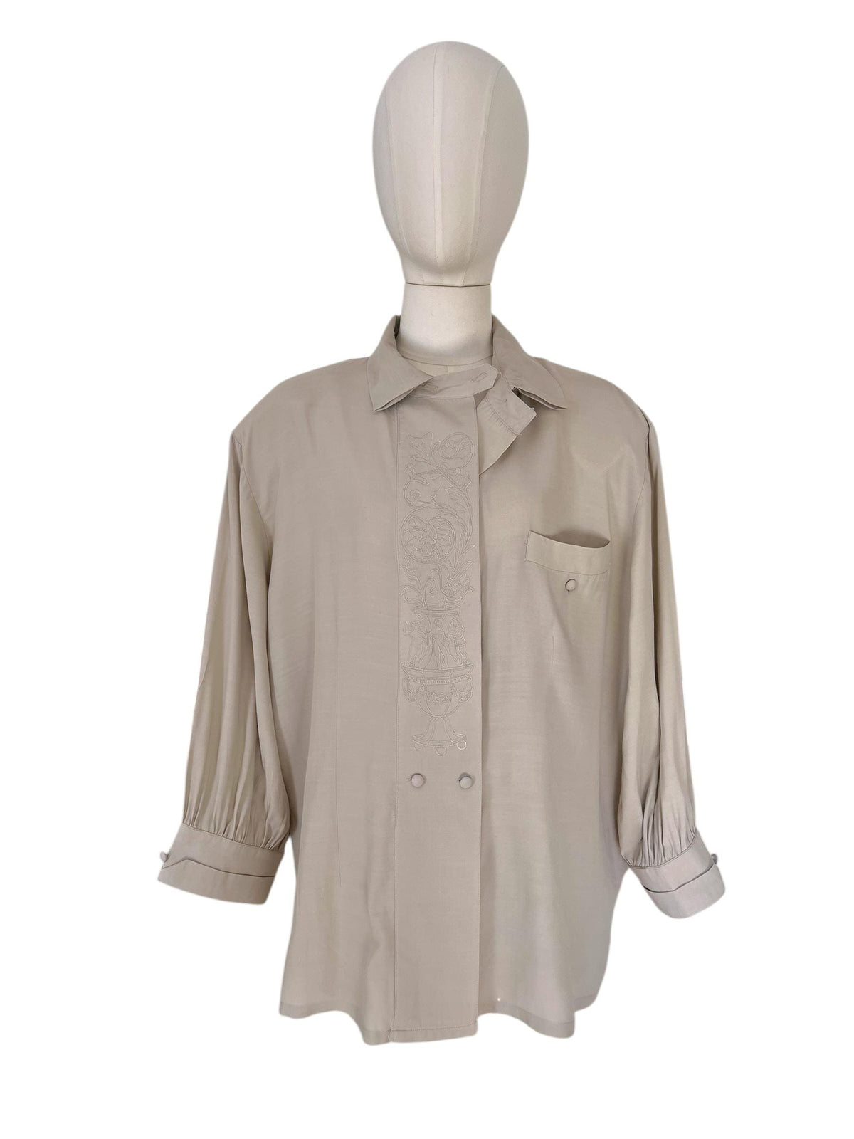 Camicia vintage di viscosa con particolare motivo ricamato sul davanti