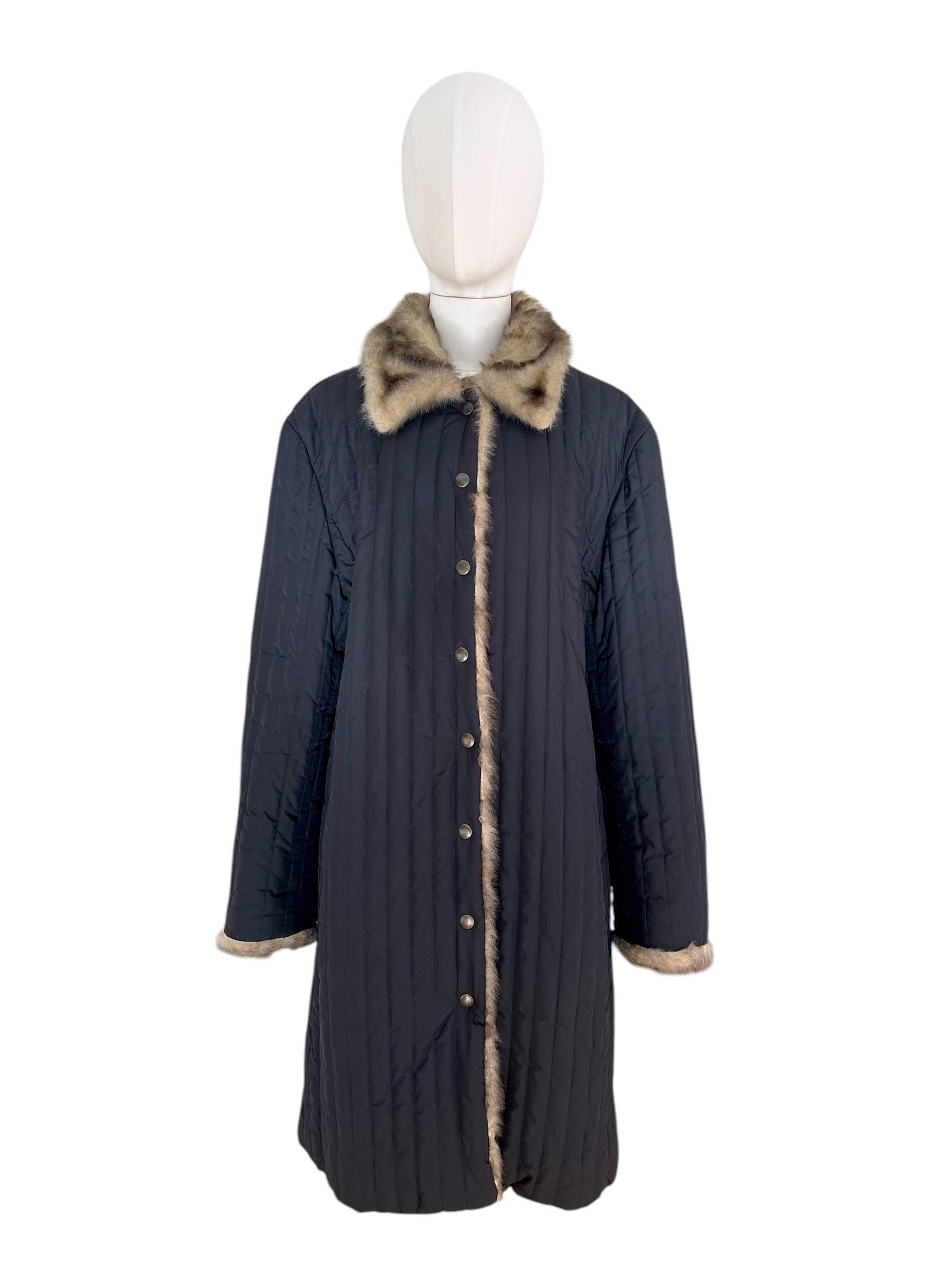 Cappotto trapuntato con profilo in pelliccia sintetica