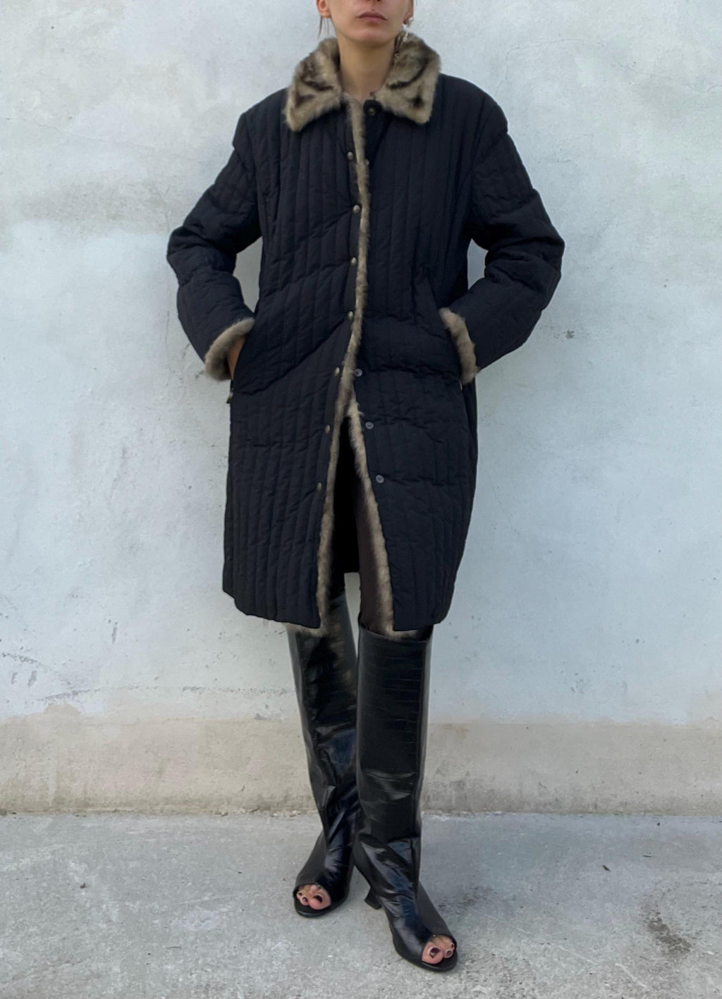 Cappotto trapuntato con profilo in pelliccia sintetica