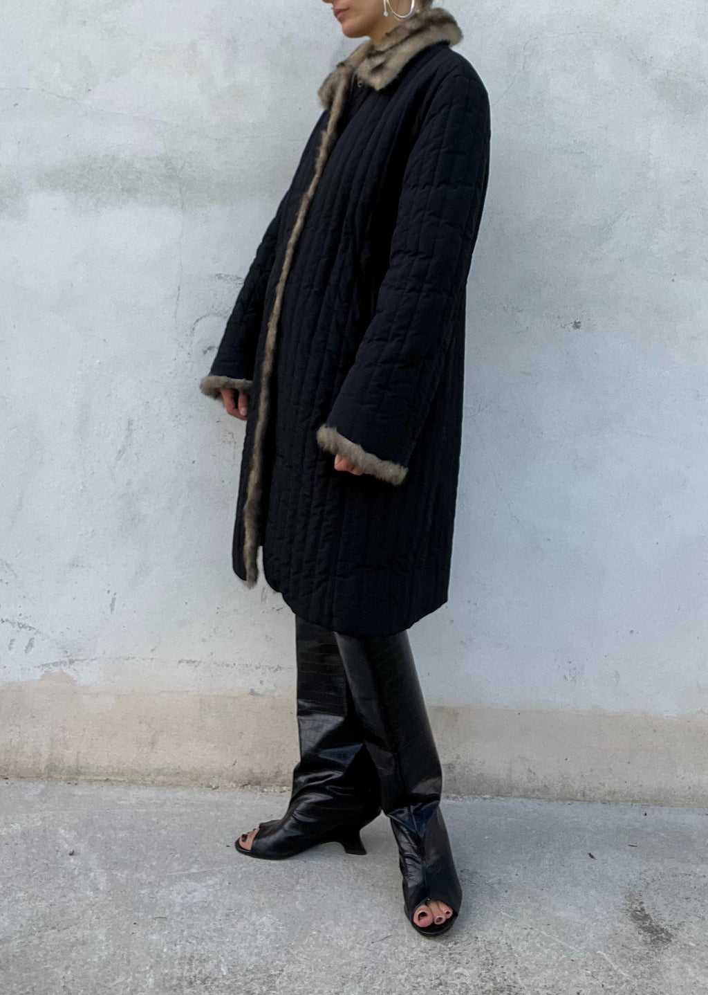 Cappotto trapuntato con profilo in pelliccia sintetica