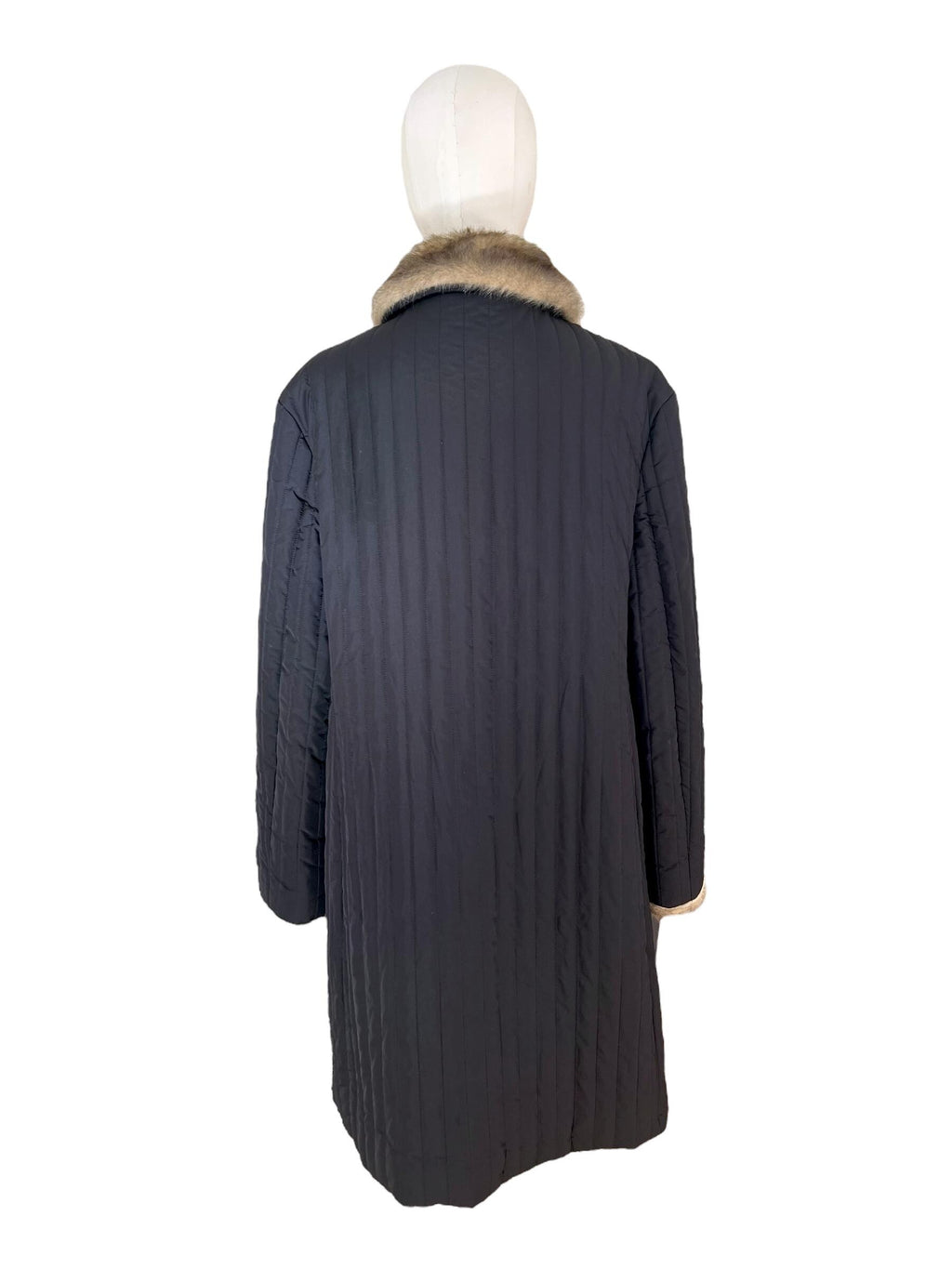Cappotto trapuntato con profilo in pelliccia sintetica