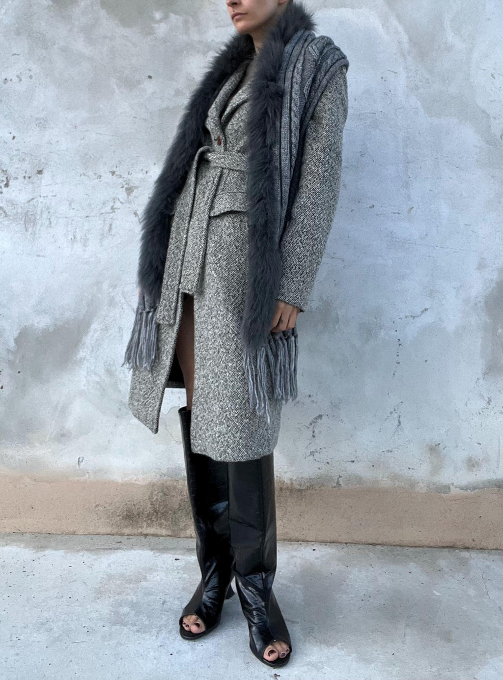 Cardigan grigio con frangie e bordo pelliccia sintetica