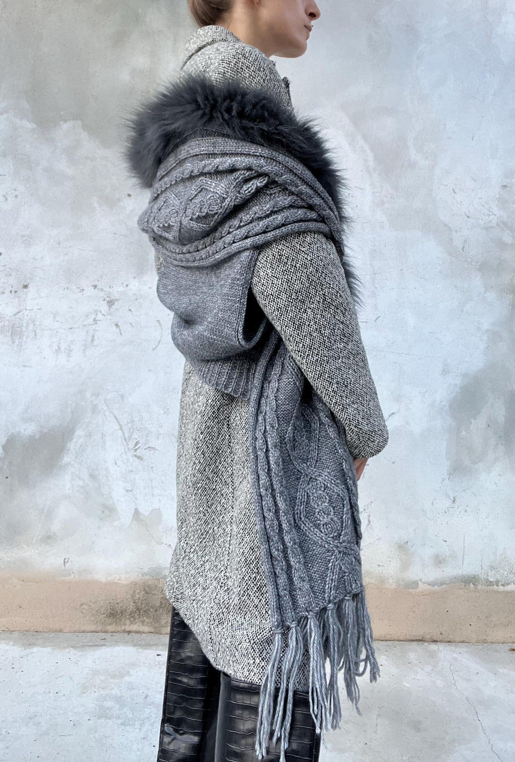 Cardigan grigio con frangie e bordo pelliccia sintetica
