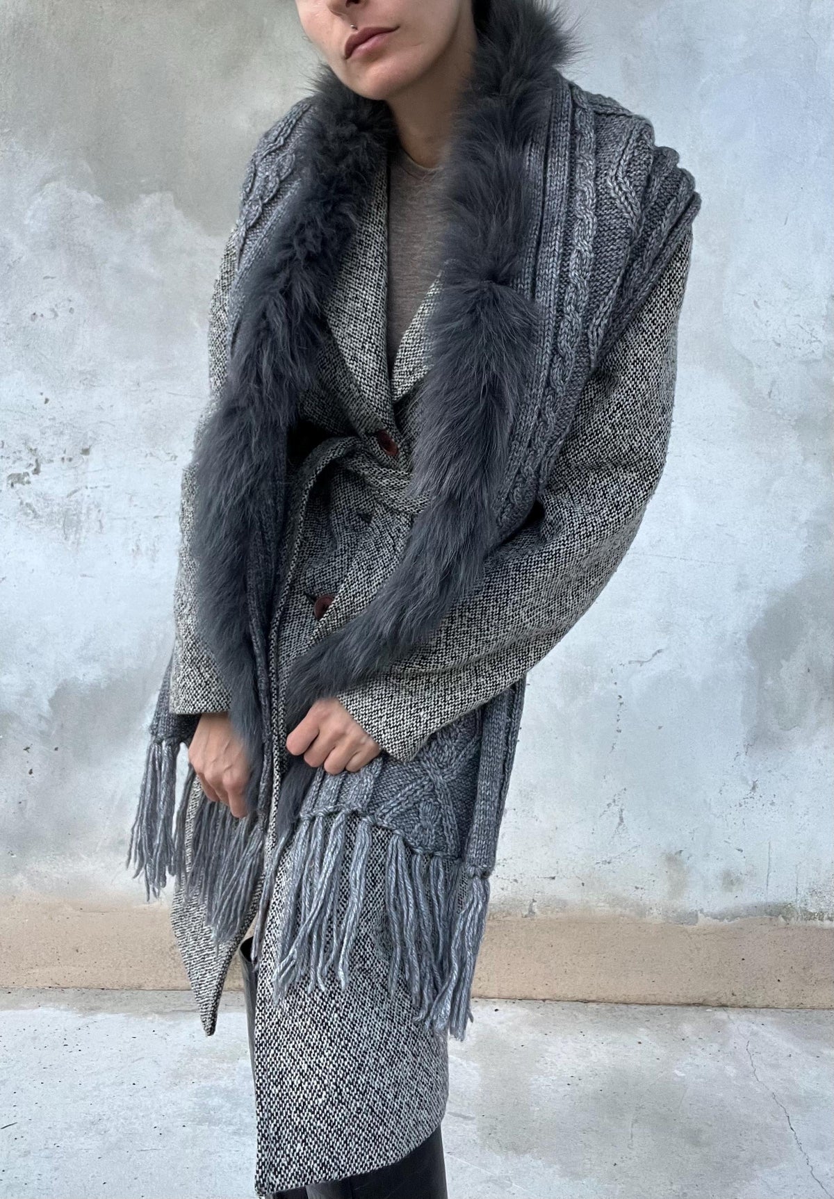 Cardigan grigio con frangie e bordo pelliccia sintetica