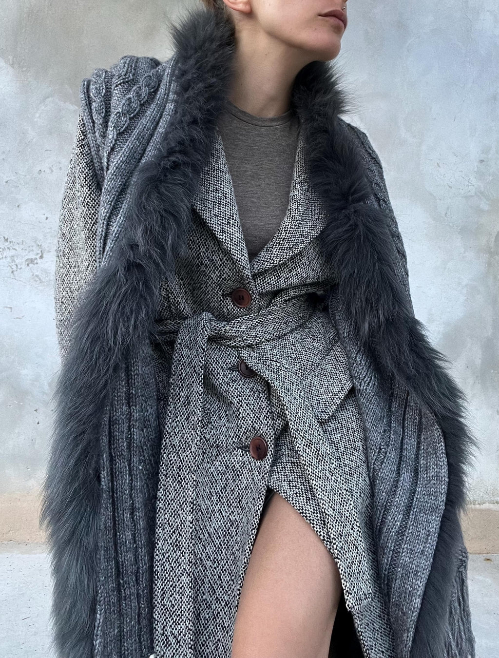 Cardigan grigio con frangie e bordo pelliccia sintetica