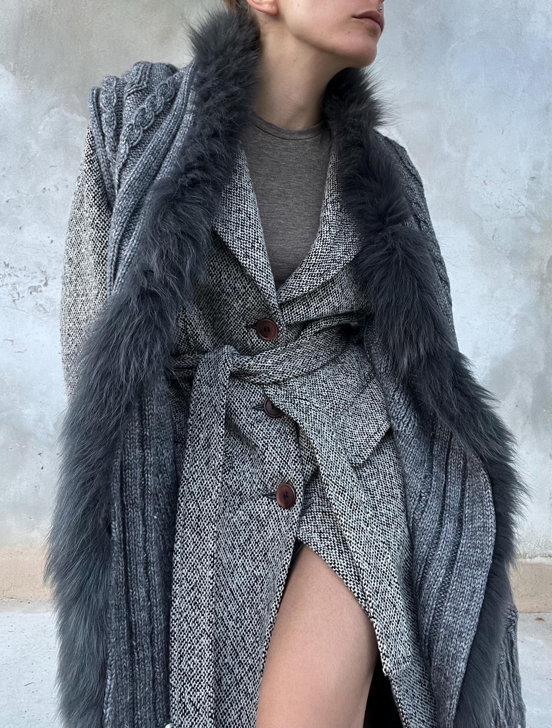 Cardigan grigio con frangie e bordo pelliccia sintetica