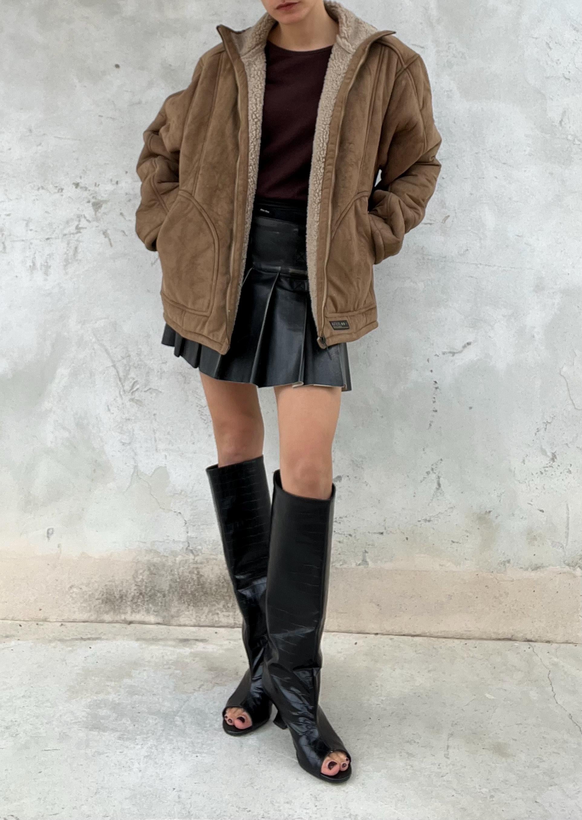 Shearling / Montone color marrone, zip frontale metallica e tasche arrotondate sul davanti